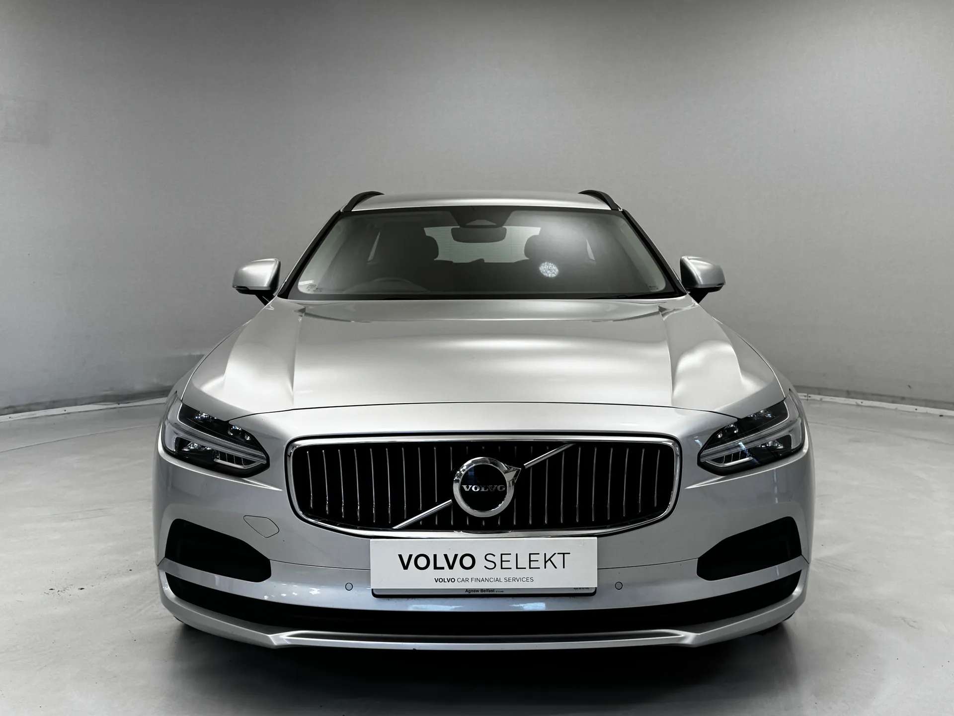 A 2022 VOLVO V90 2.0 B4P Momentum 5dr Auto A 2022 VOLVO V90 2.0 B4P Momentum 5dr Auto