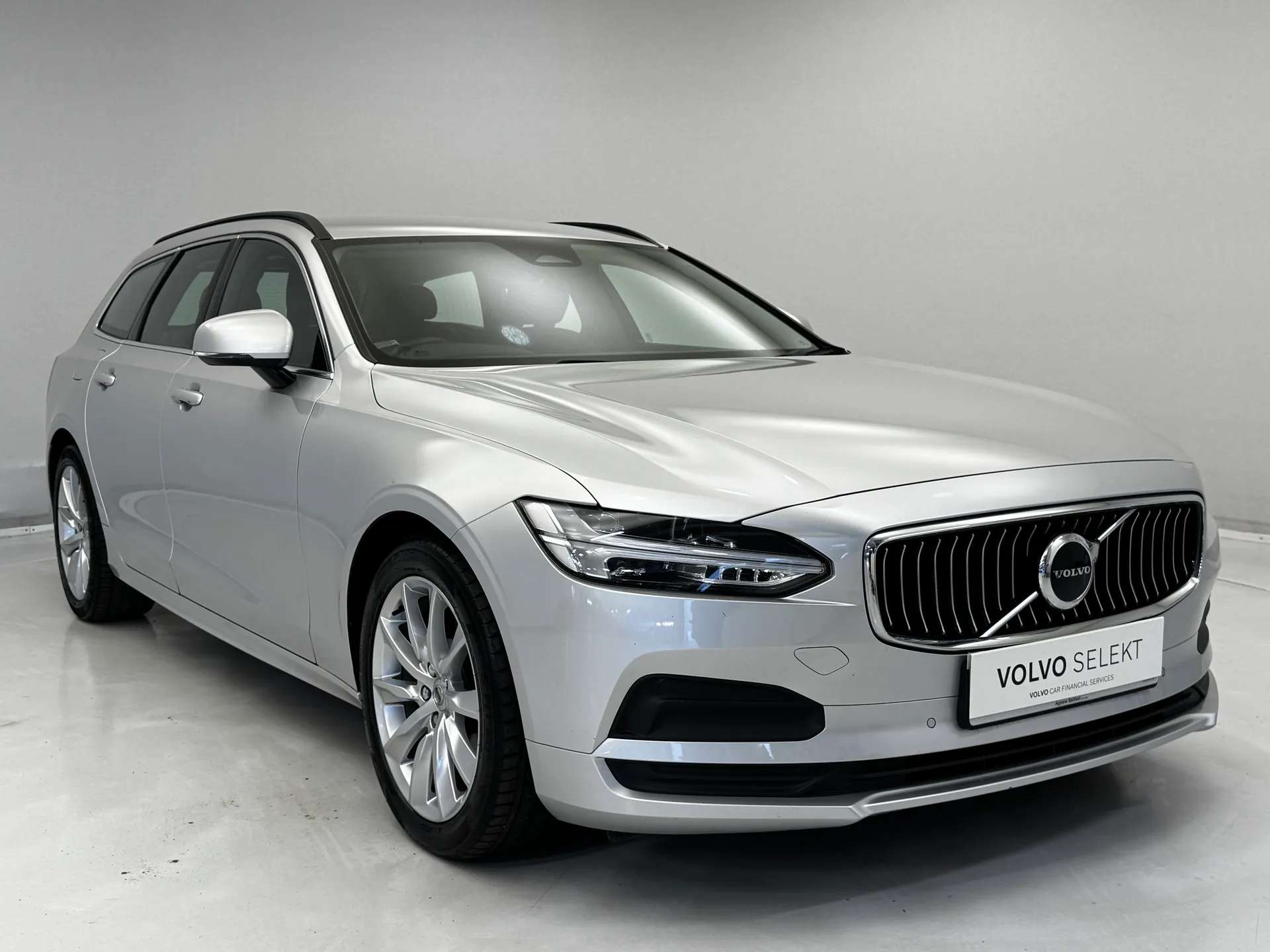 A 2022 VOLVO V90 2.0 B4P Momentum 5dr Auto A 2022 VOLVO V90 2.0 B4P Momentum 5dr Auto