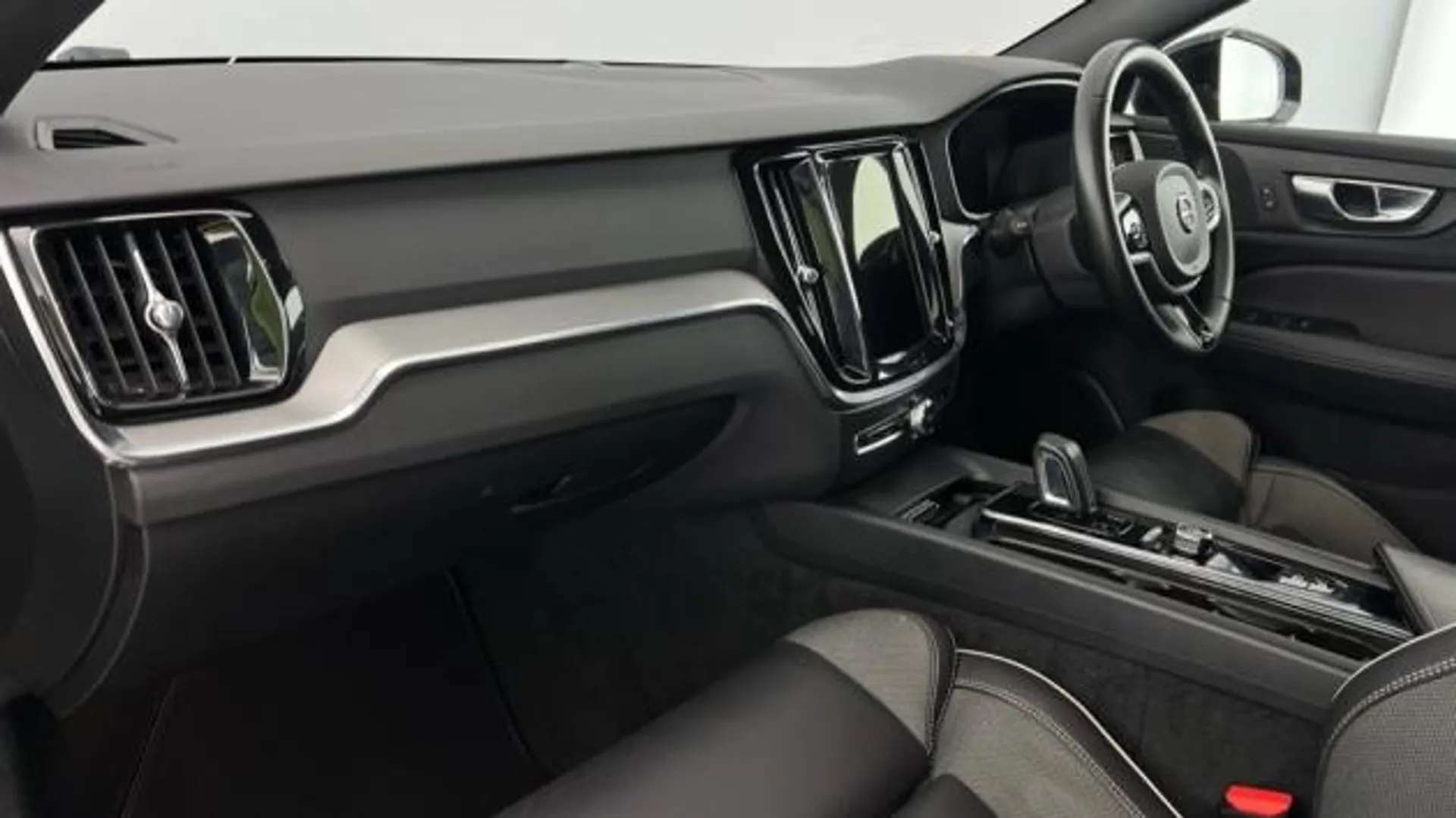 A 2021 VOLVO V60 2.0 B3P R DESIGN 5dr Auto A 2021 VOLVO V60 2.0 B3P R DESIGN 5dr Auto