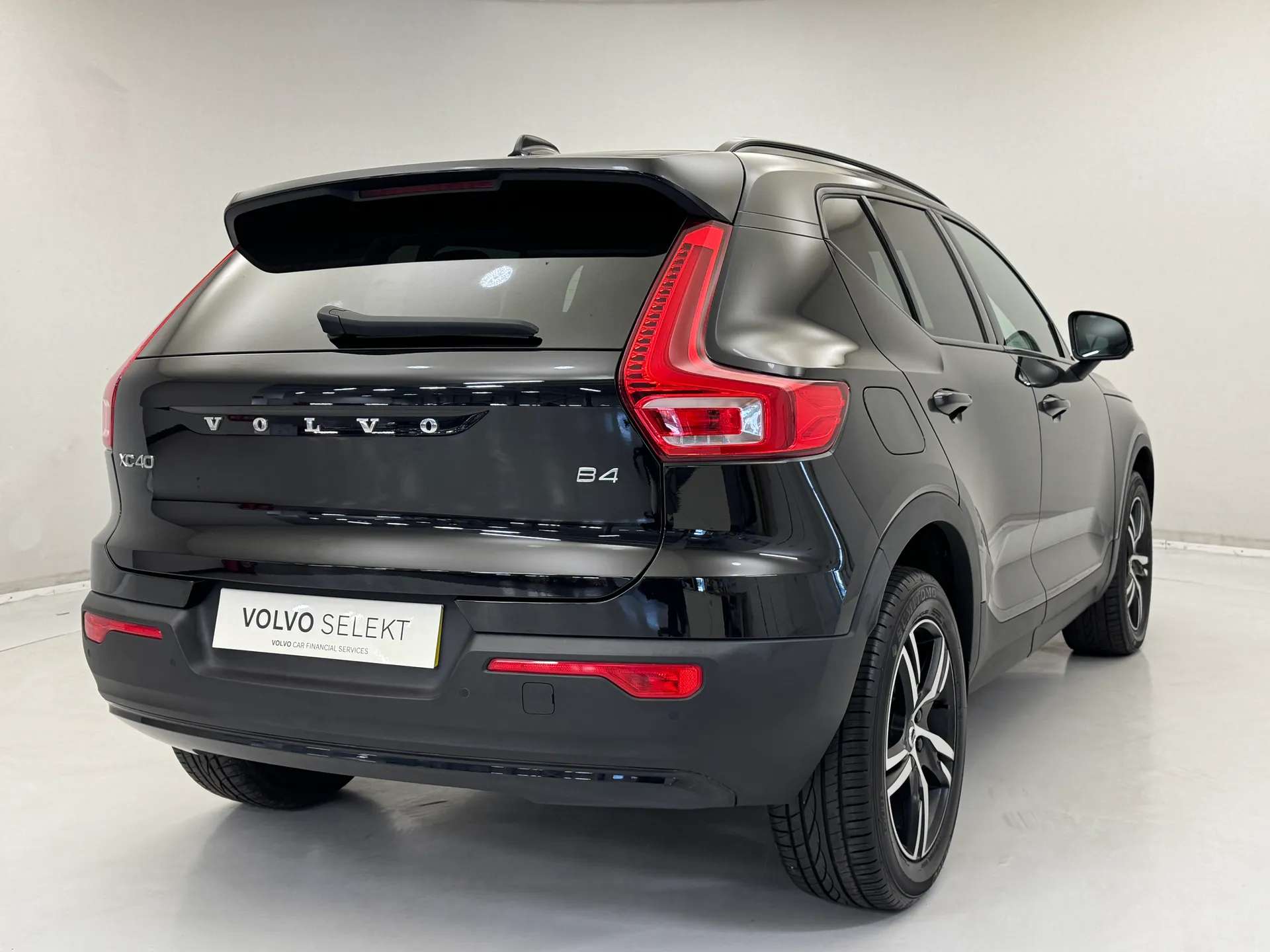 A 2021 VOLVO XC40 2.0 B4P R DESIGN 5dr Auto A 2021 VOLVO XC40 2.0 B4P R DESIGN 5dr Auto