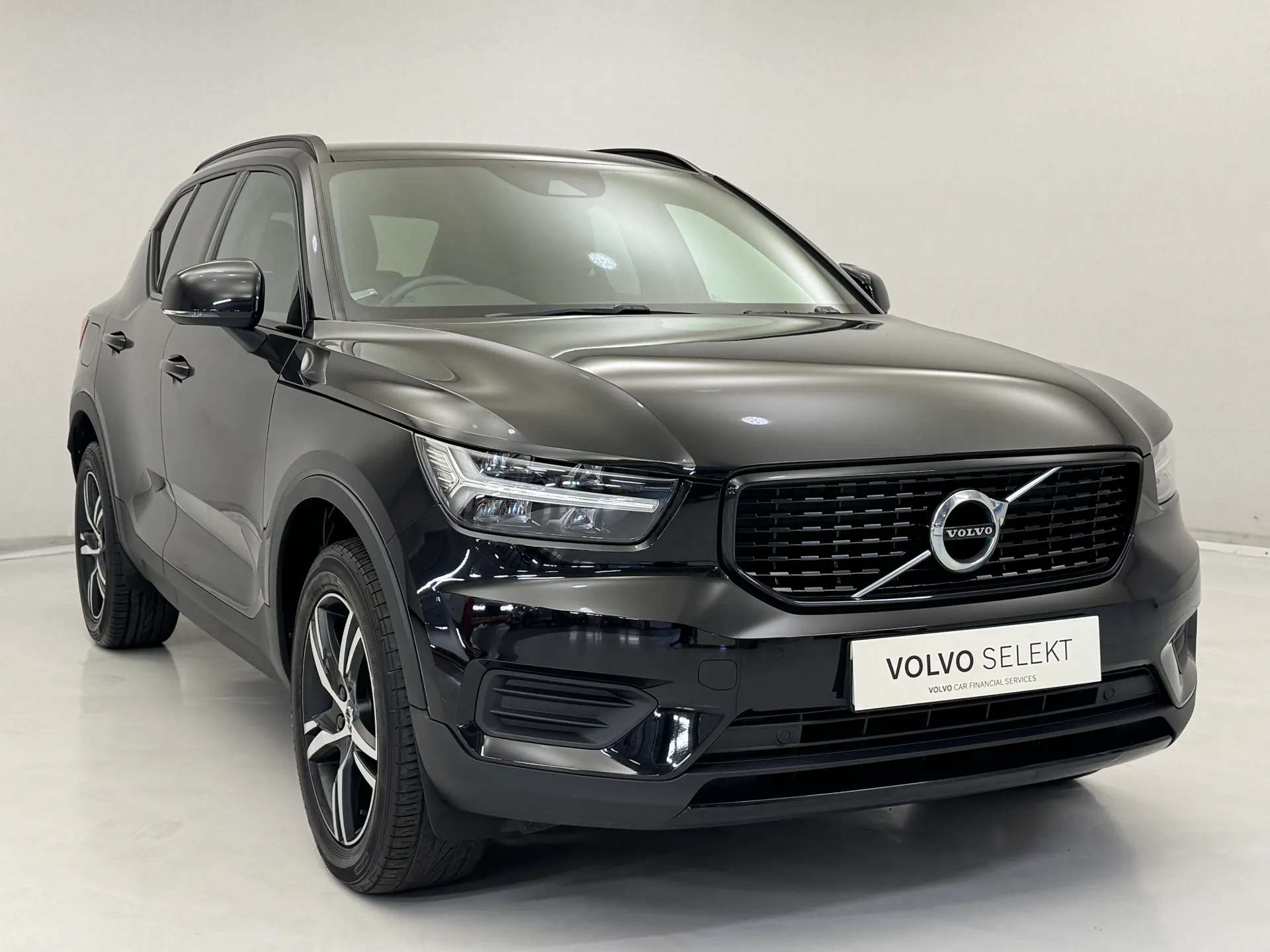 A 2021 VOLVO XC40 2.0 B4P R DESIGN 5dr Auto A 2021 VOLVO XC40 2.0 B4P R DESIGN 5dr Auto