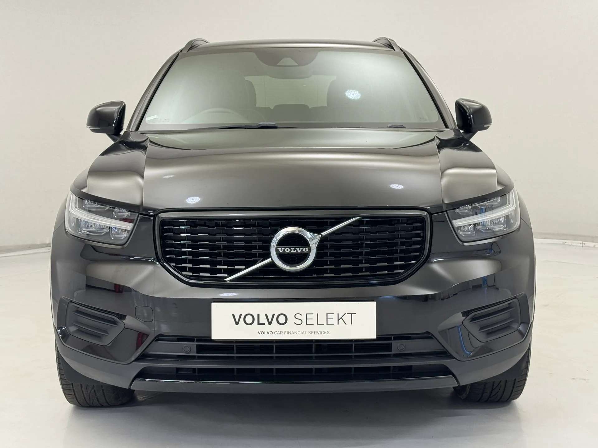 A 2021 VOLVO XC40 2.0 B4P R DESIGN 5dr Auto A 2021 VOLVO XC40 2.0 B4P R DESIGN 5dr Auto
