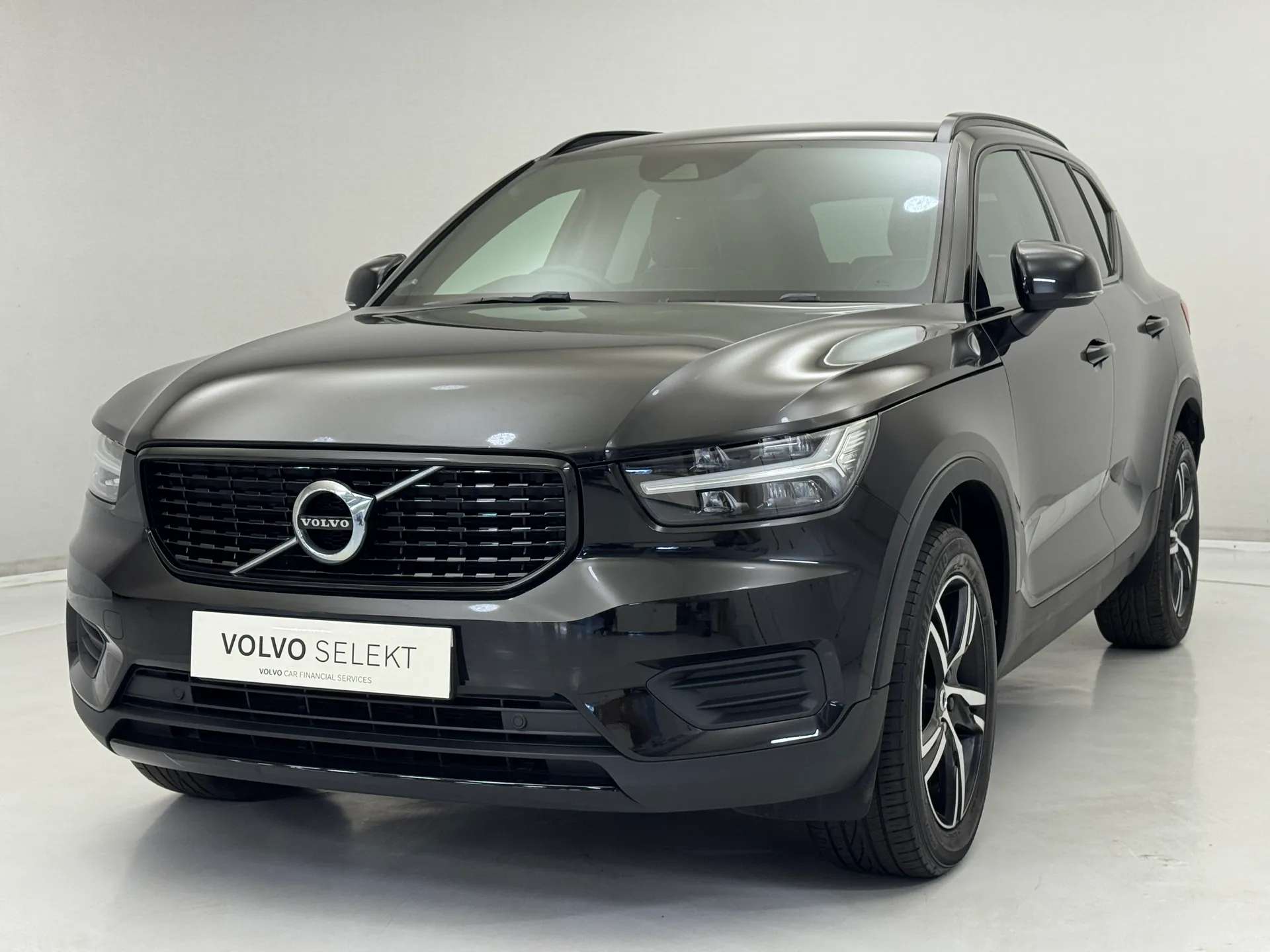 A 2021 VOLVO XC40 2.0 B4P R DESIGN 5dr Auto A 2021 VOLVO XC40 2.0 B4P R DESIGN 5dr Auto