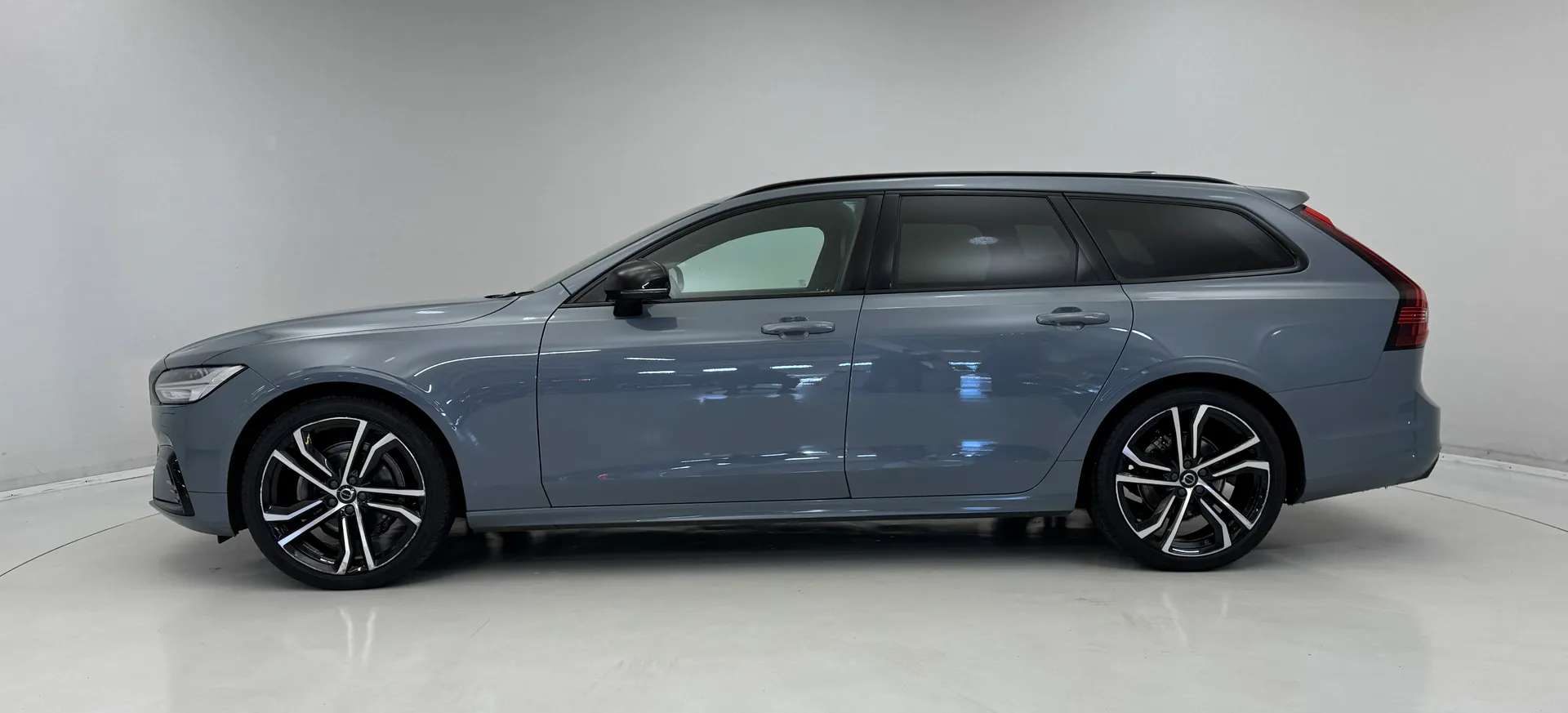 A 2021 VOLVO V90 2.0 B4P R DESIGN 5dr Auto A 2021 VOLVO V90 2.0 B4P R DESIGN 5dr Auto