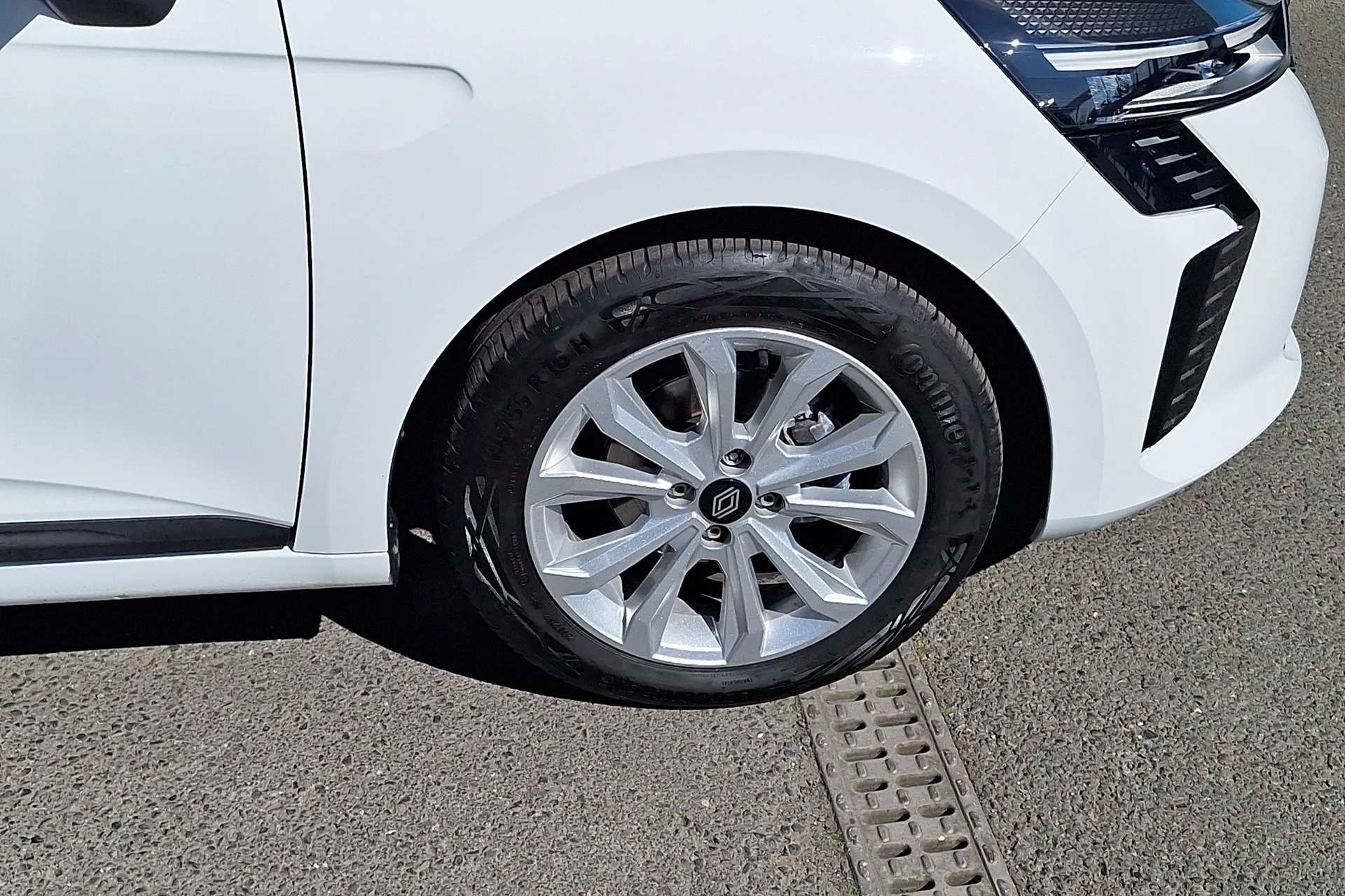 A 2024 RENAULT CLIO 1.0 TCe 90 Evolution 5dr A 2024 RENAULT CLIO 1.0 TCe 90 Evolution 5dr