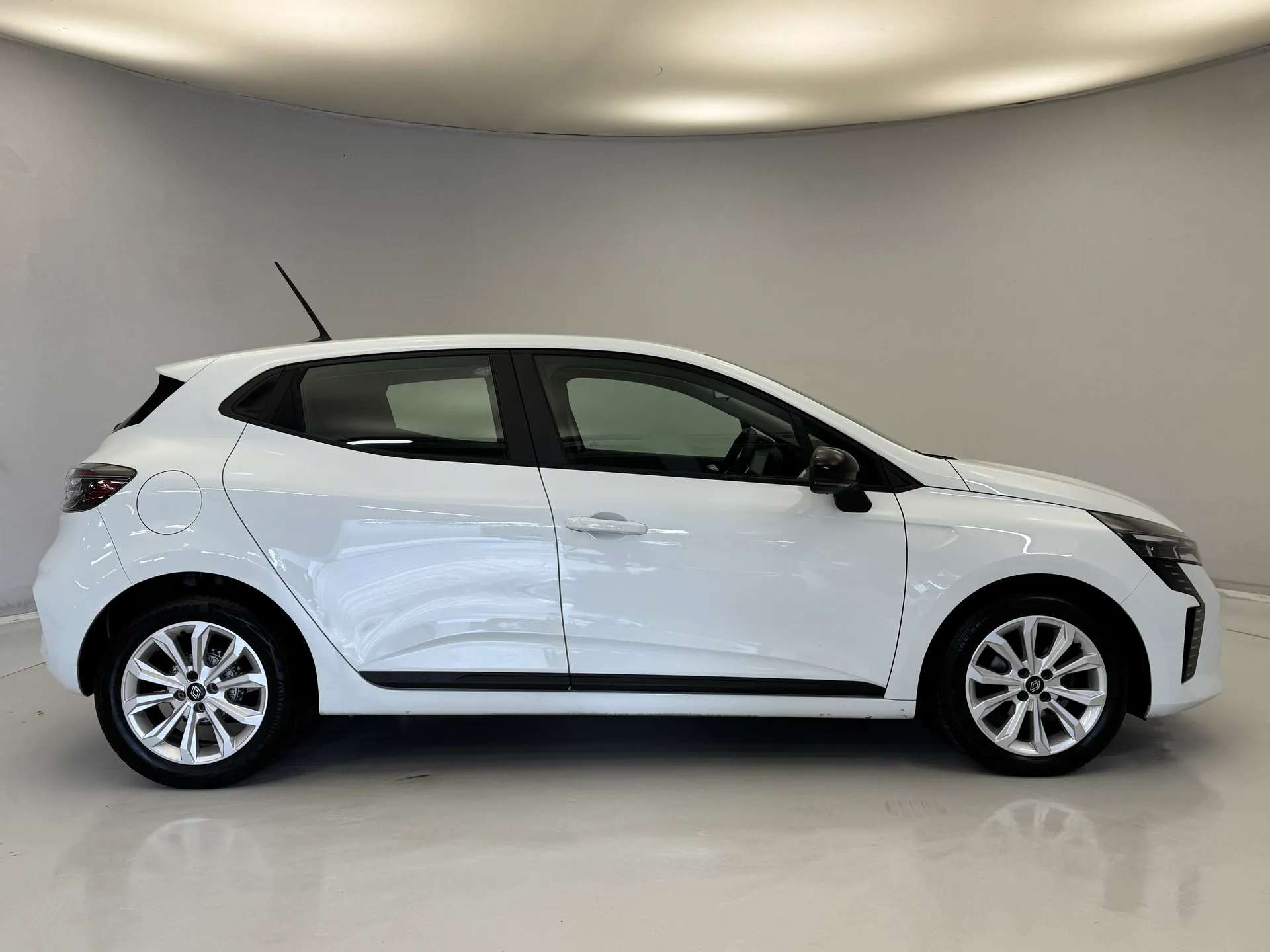 A 2024 RENAULT CLIO 1.0 TCe 90 Evolution 5dr A 2024 RENAULT CLIO 1.0 TCe 90 Evolution 5dr