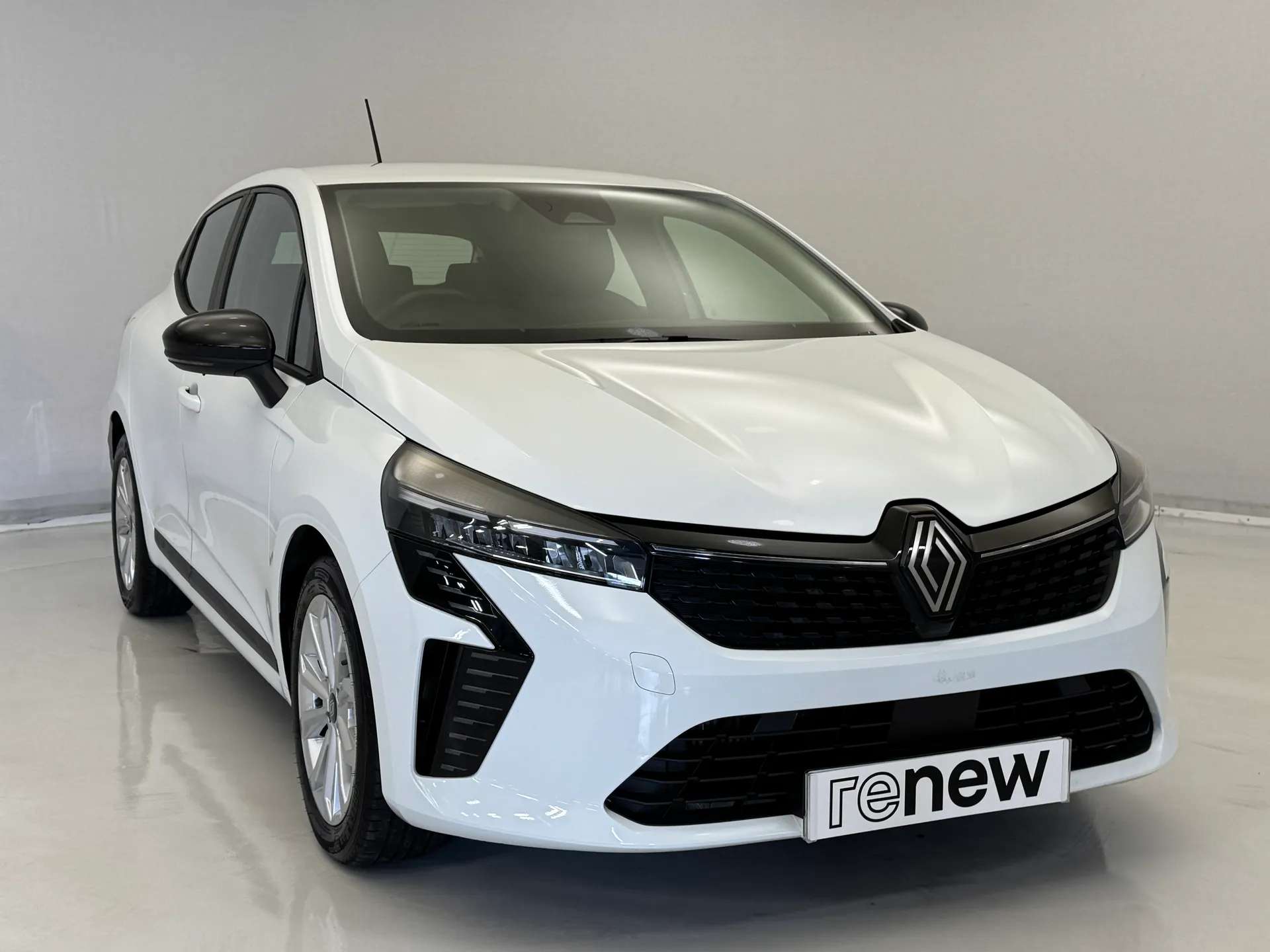 A 2024 RENAULT CLIO 1.0 TCe 90 Evolution 5dr A 2024 RENAULT CLIO 1.0 TCe 90 Evolution 5dr