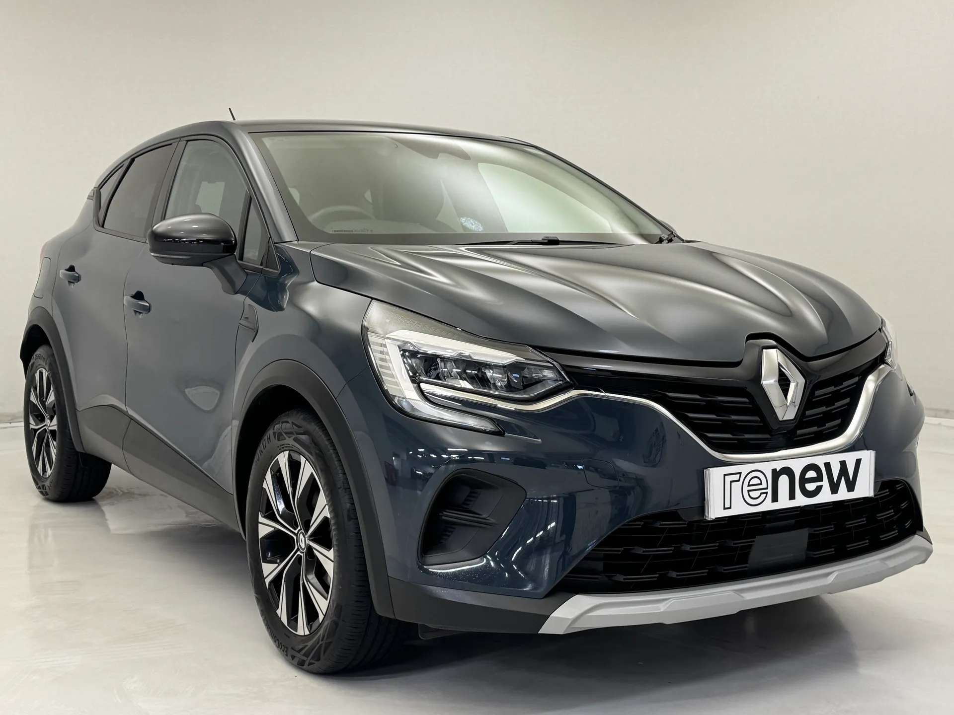 A 2022 RENAULT CAPTUR 1.3 Mild hybrid 140 Evolution 5dr A 2022 RENAULT CAPTUR 1.3 Mild hybrid 140 Evolution 5dr