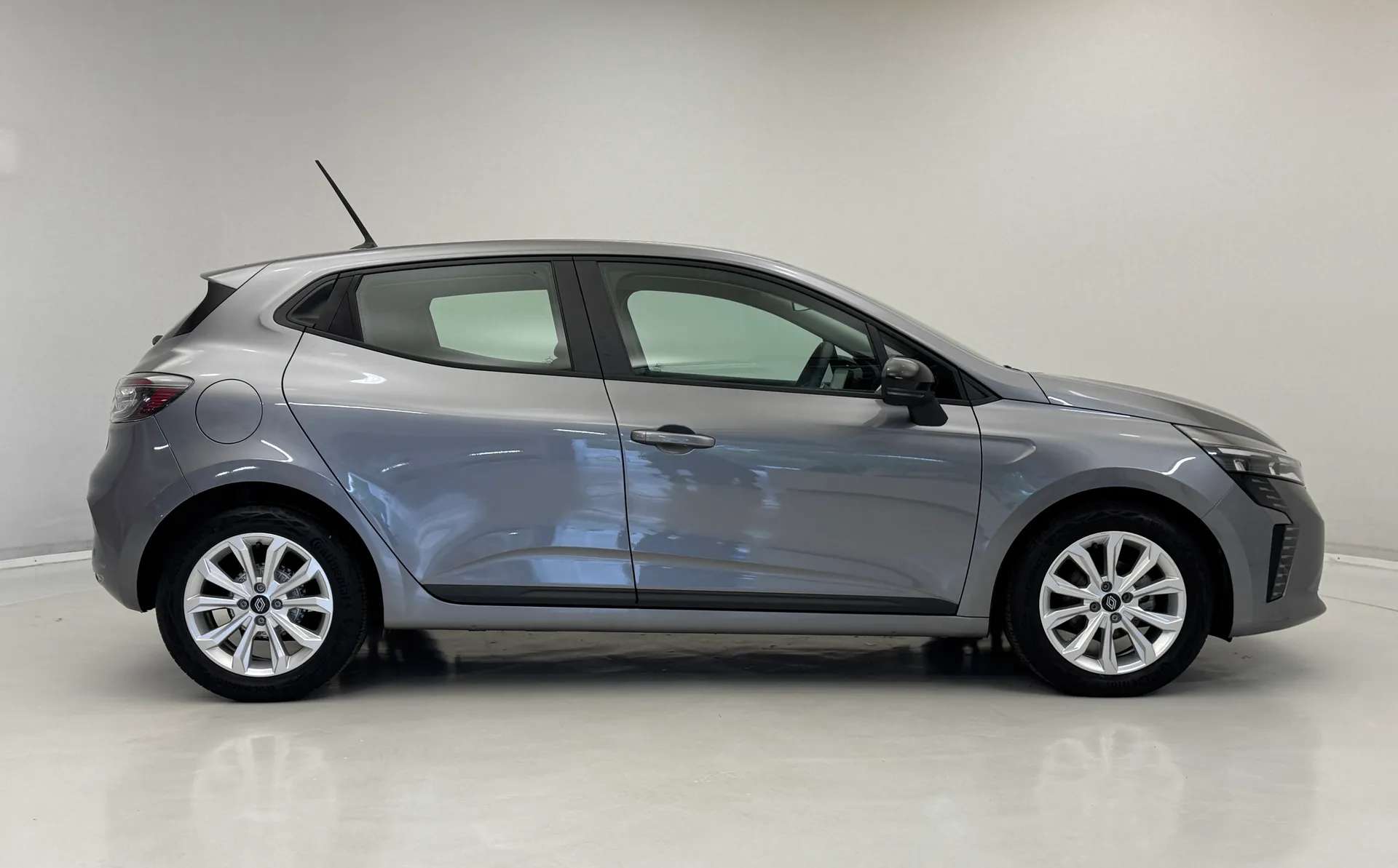 A 2024 RENAULT CLIO 1.0 TCe 90 Evolution 5dr A 2024 RENAULT CLIO 1.0 TCe 90 Evolution 5dr