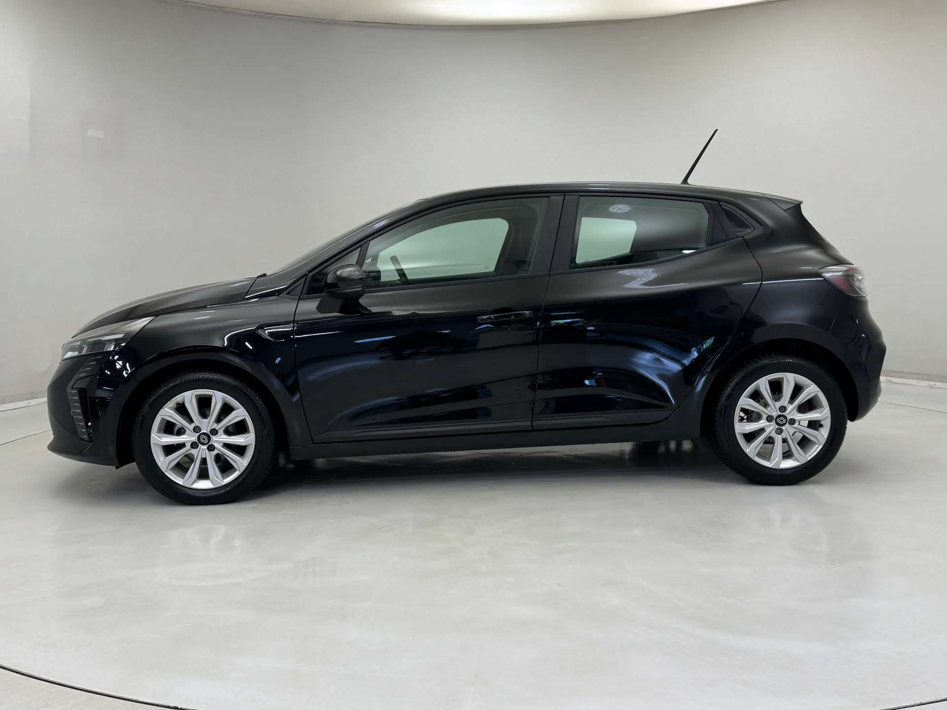 A 2024 RENAULT CLIO 1.0 TCe 90 Evolution 5dr A 2024 RENAULT CLIO 1.0 TCe 90 Evolution 5dr