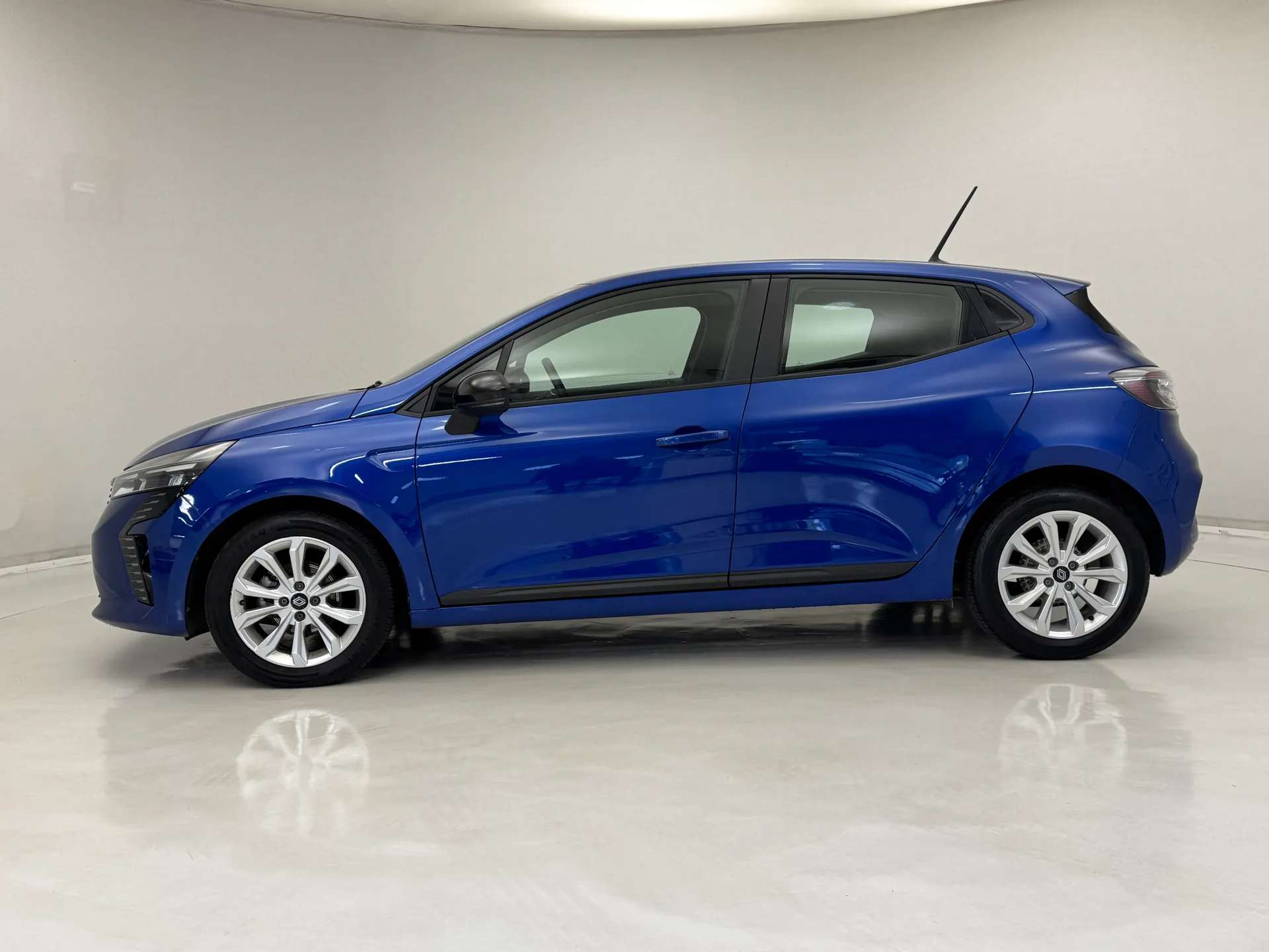 A 2024 RENAULT CLIO 1.0 TCe 90 Evolution 5dr A 2024 RENAULT CLIO 1.0 TCe 90 Evolution 5dr