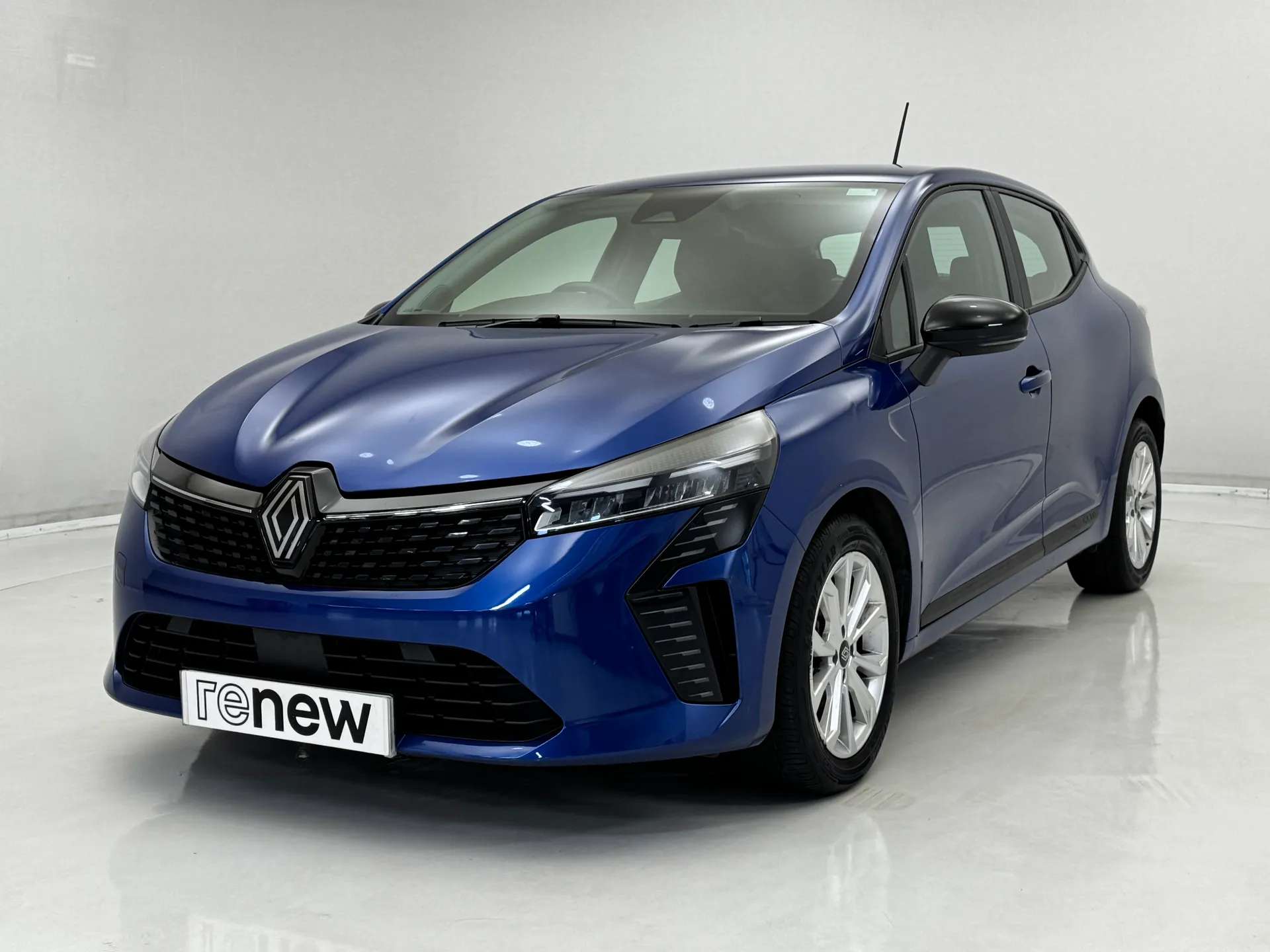 A 2024 RENAULT CLIO 1.0 TCe 90 Evolution 5dr A 2024 RENAULT CLIO 1.0 TCe 90 Evolution 5dr