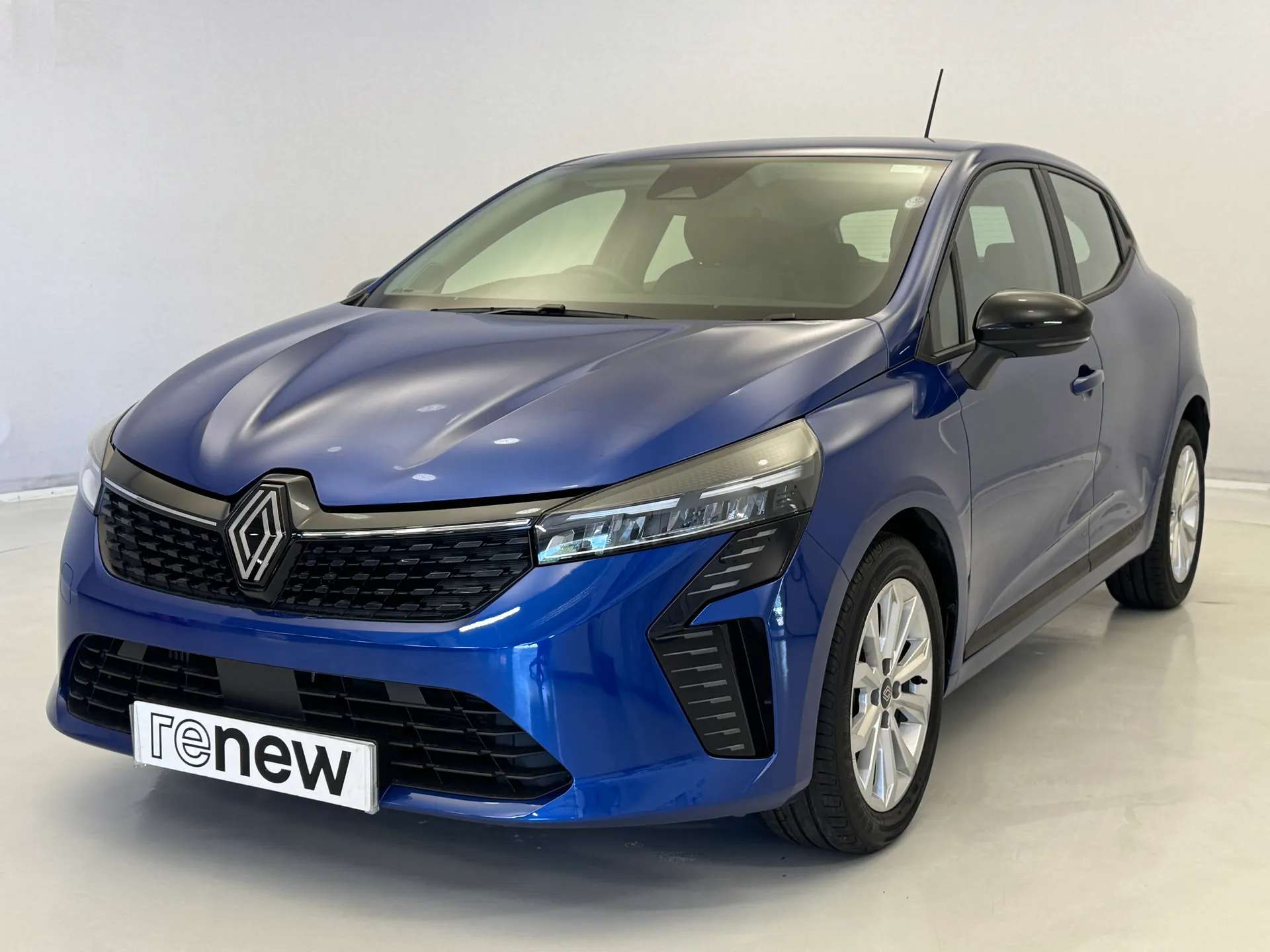 A 2024 RENAULT CLIO 1.0 TCe 90 Evolution 5dr A 2024 RENAULT CLIO 1.0 TCe 90 Evolution 5dr