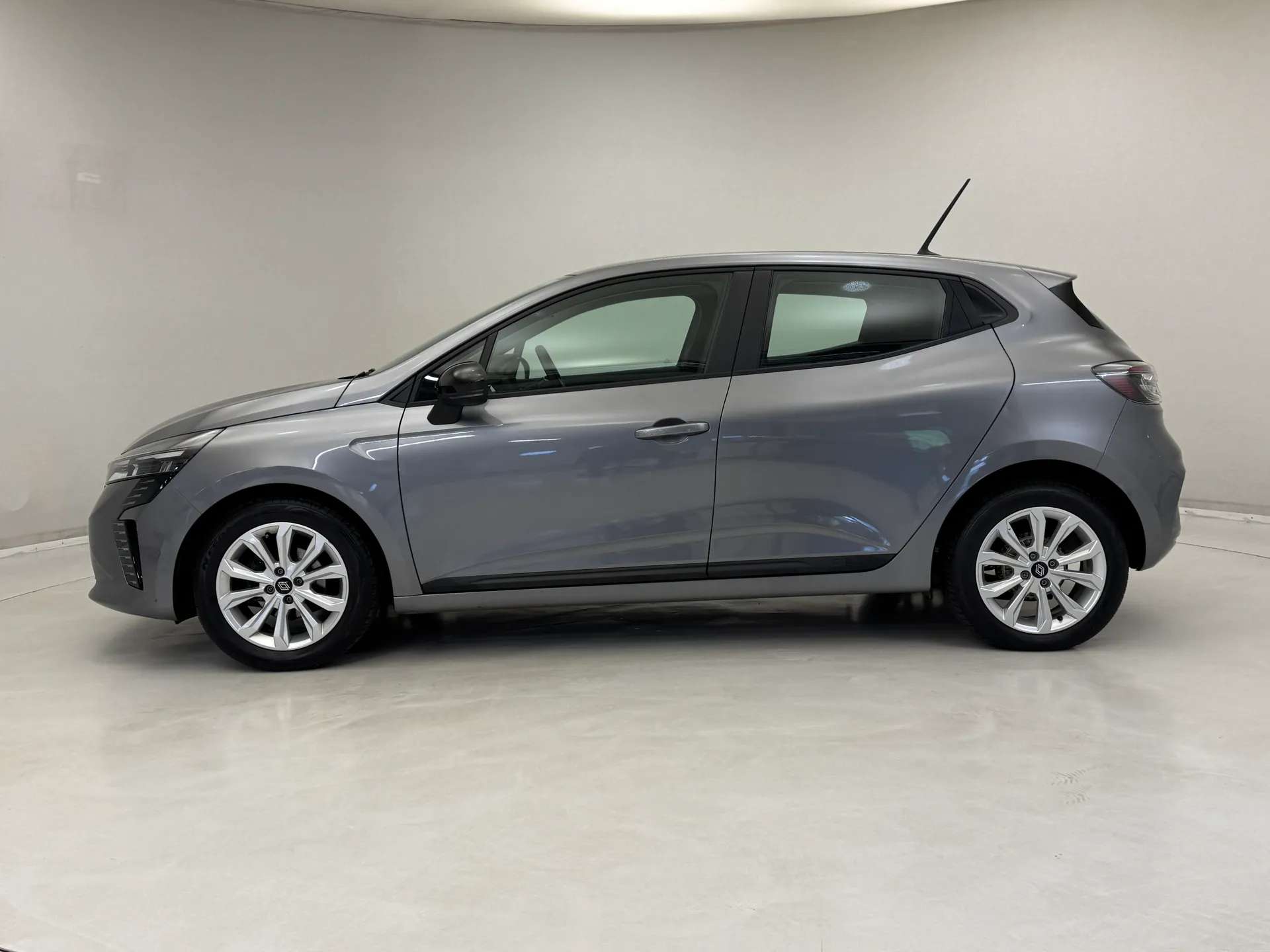 A 2024 RENAULT CLIO 1.0 TCe 90 Evolution 5dr A 2024 RENAULT CLIO 1.0 TCe 90 Evolution 5dr