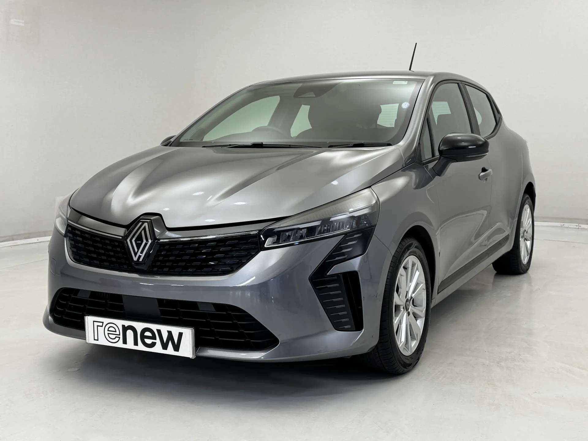 A 2024 RENAULT CLIO 1.0 TCe 90 Evolution 5dr A 2024 RENAULT CLIO 1.0 TCe 90 Evolution 5dr