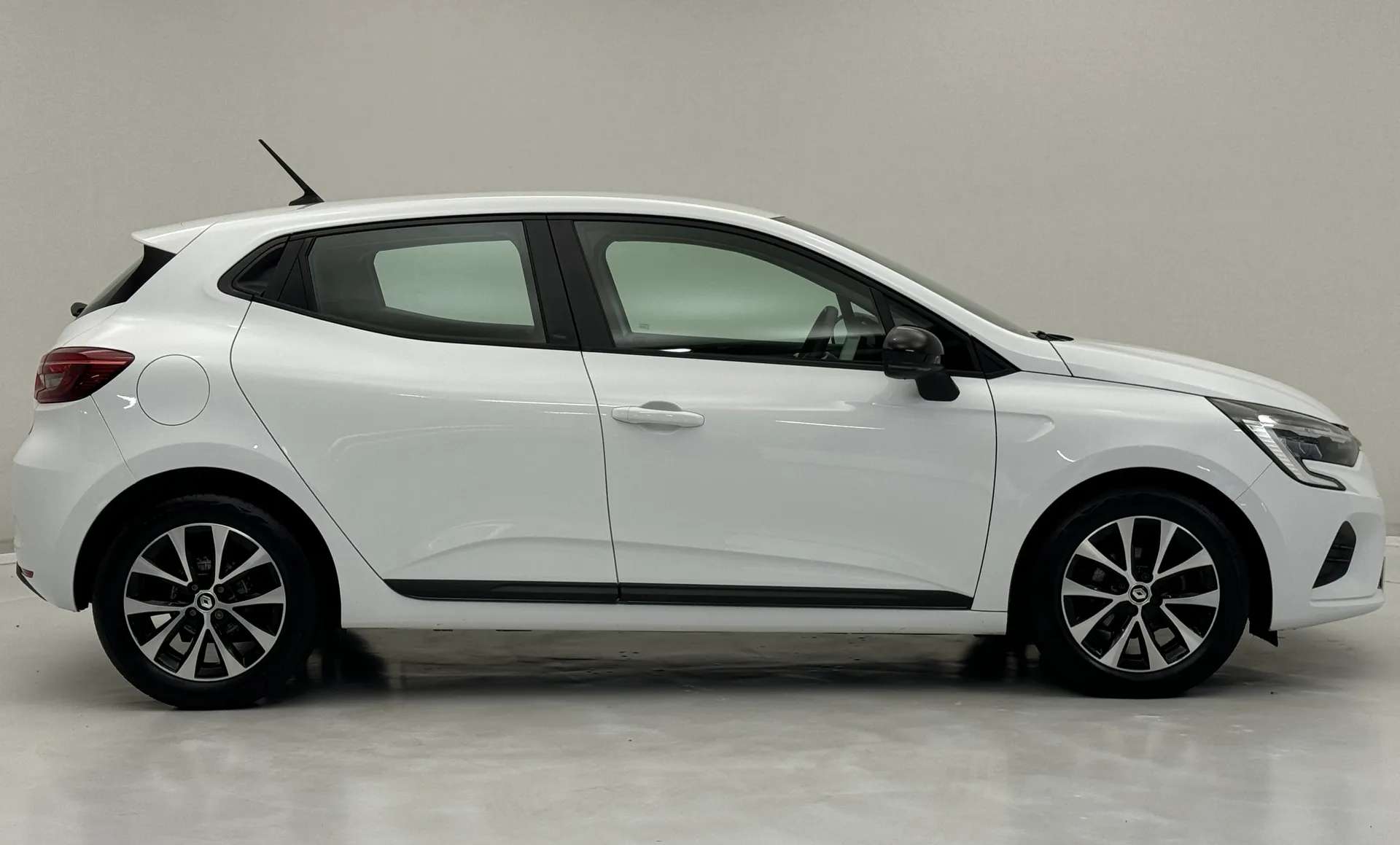 A 2022 RENAULT CLIO 1.0 TCe 90 Evolution 5dr A 2022 RENAULT CLIO 1.0 TCe 90 Evolution 5dr