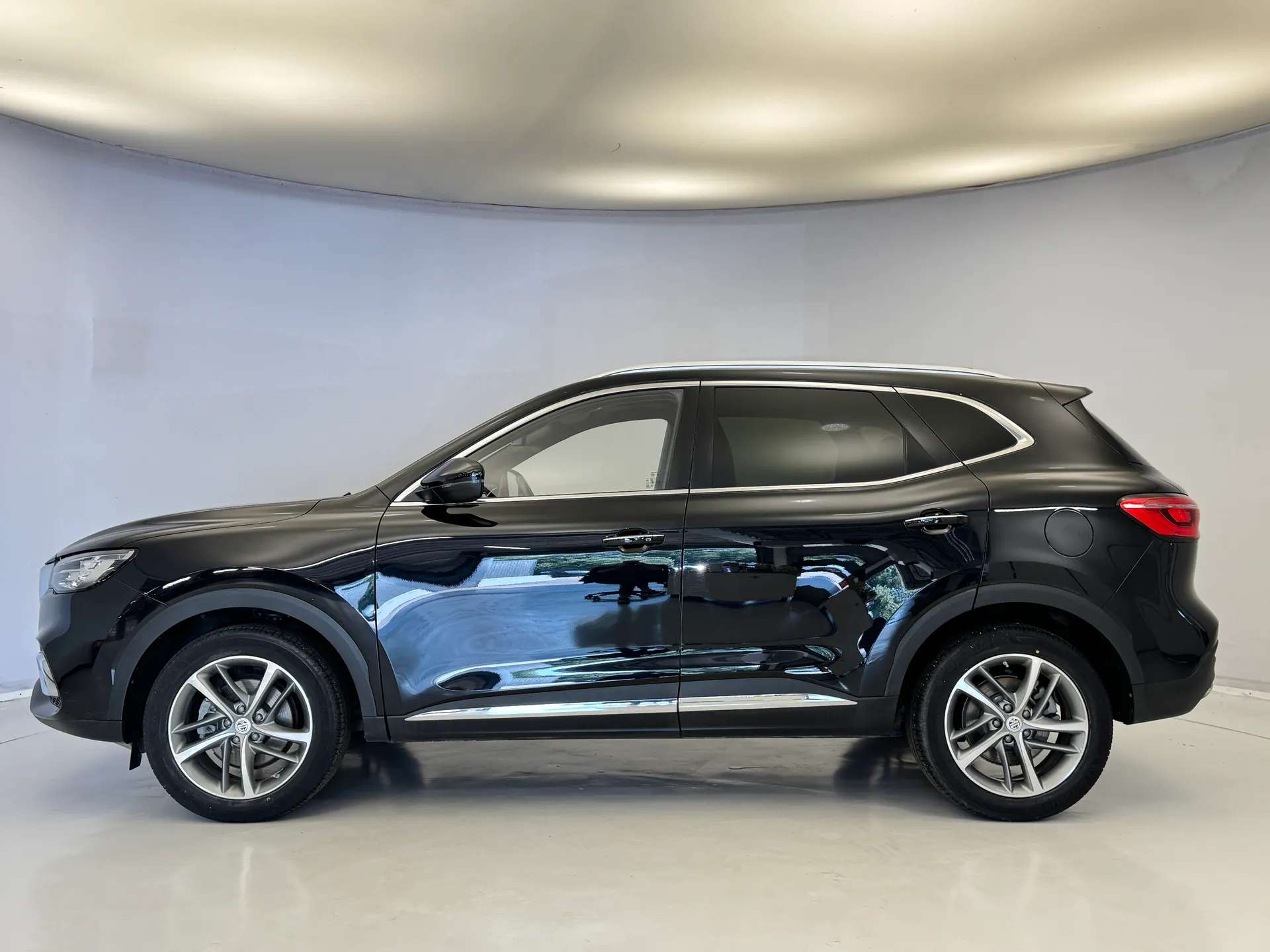A 2023 MG HS 1.5 T-GDI Exclusive 5dr ð¤ BLACK AND RED LEATHER â¤ï¸ A 2023 MG HS 1.5 T-GDI Exclusive 5dr ð¤ BLACK AND RED LEATHER â¤ï¸