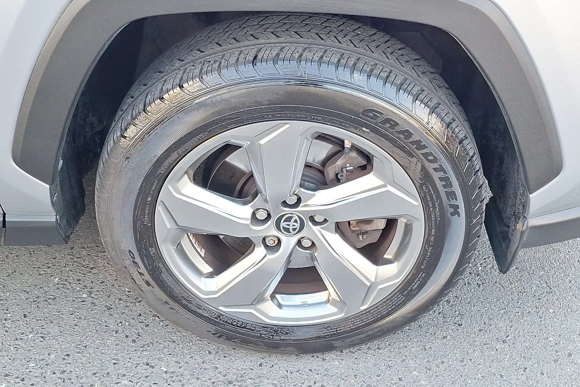 A 2021 TOYOTA RAV4 2.5 VVT-i Hybrid Design 5dr CVT 2WD A 2021 TOYOTA RAV4 2.5 VVT-i Hybrid Design 5dr CVT 2WD