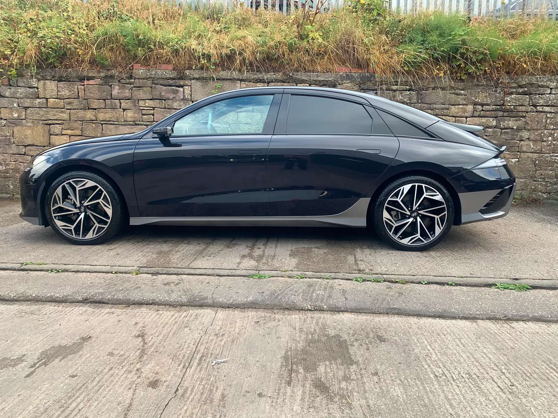 A 2024 HYUNDAI IONIQ 6 239kW Ultimate 77kWh 4dr AWD Auto âUP TO 320 MILE RANGEâCARPLAYâ A 2024 HYUNDAI IONIQ 6 239kW Ultimate 77kWh 4dr AWD Auto âUP TO 320 MILE RANGEâCARPLAYâ