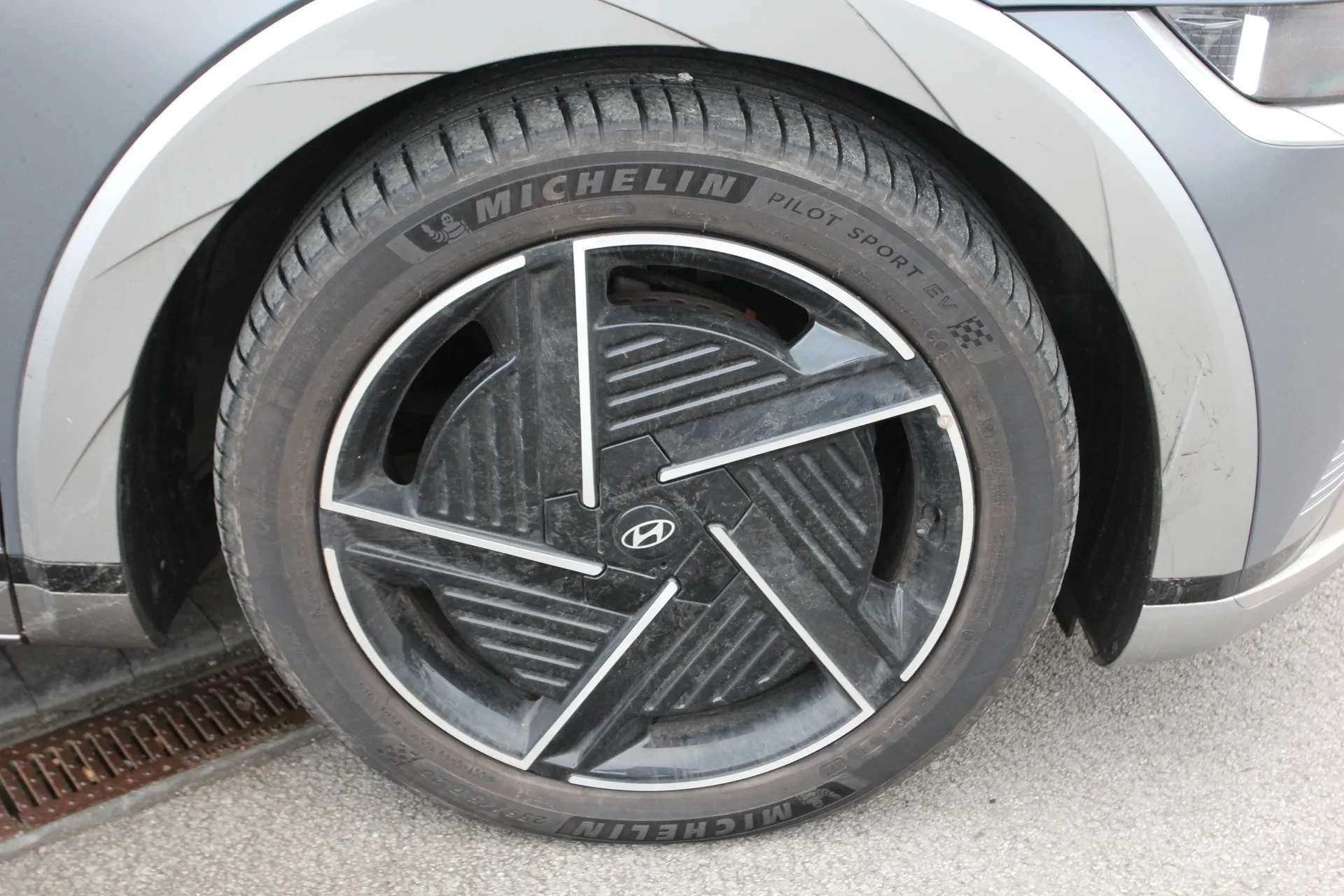 A 2025 HYUNDAI IONIQ 5 239kW Ultimate 84 kWh 5dr AWD Auto A 2025 HYUNDAI IONIQ 5 239kW Ultimate 84 kWh 5dr AWD Auto