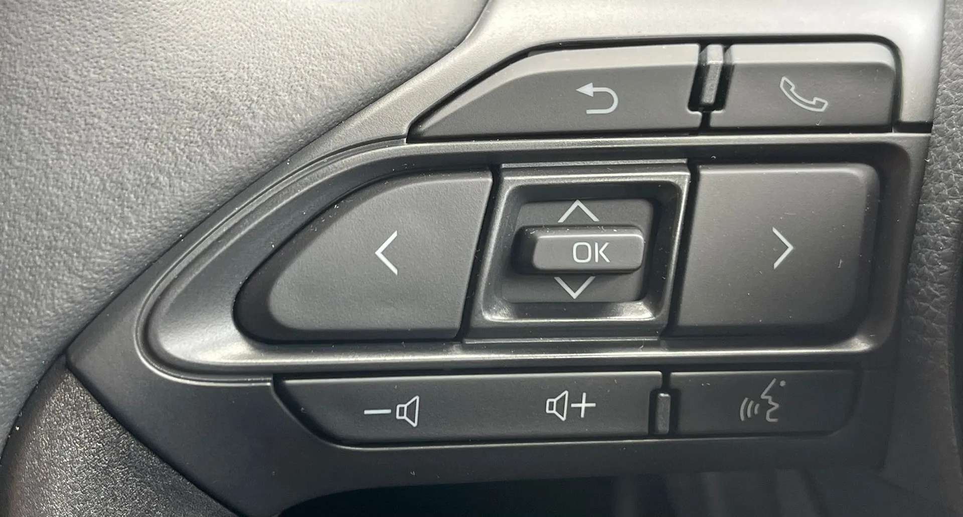 2026 MAZDA 2 HYBRID 2026 MAZDA 2 HYBRID