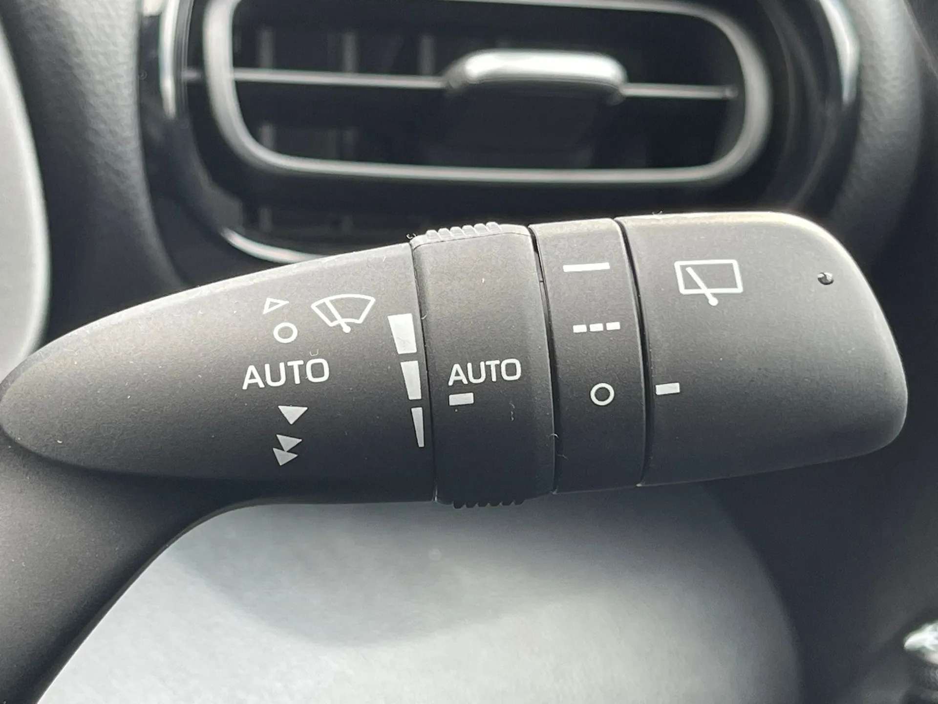 2026 MAZDA 2 HYBRID 2026 MAZDA 2 HYBRID