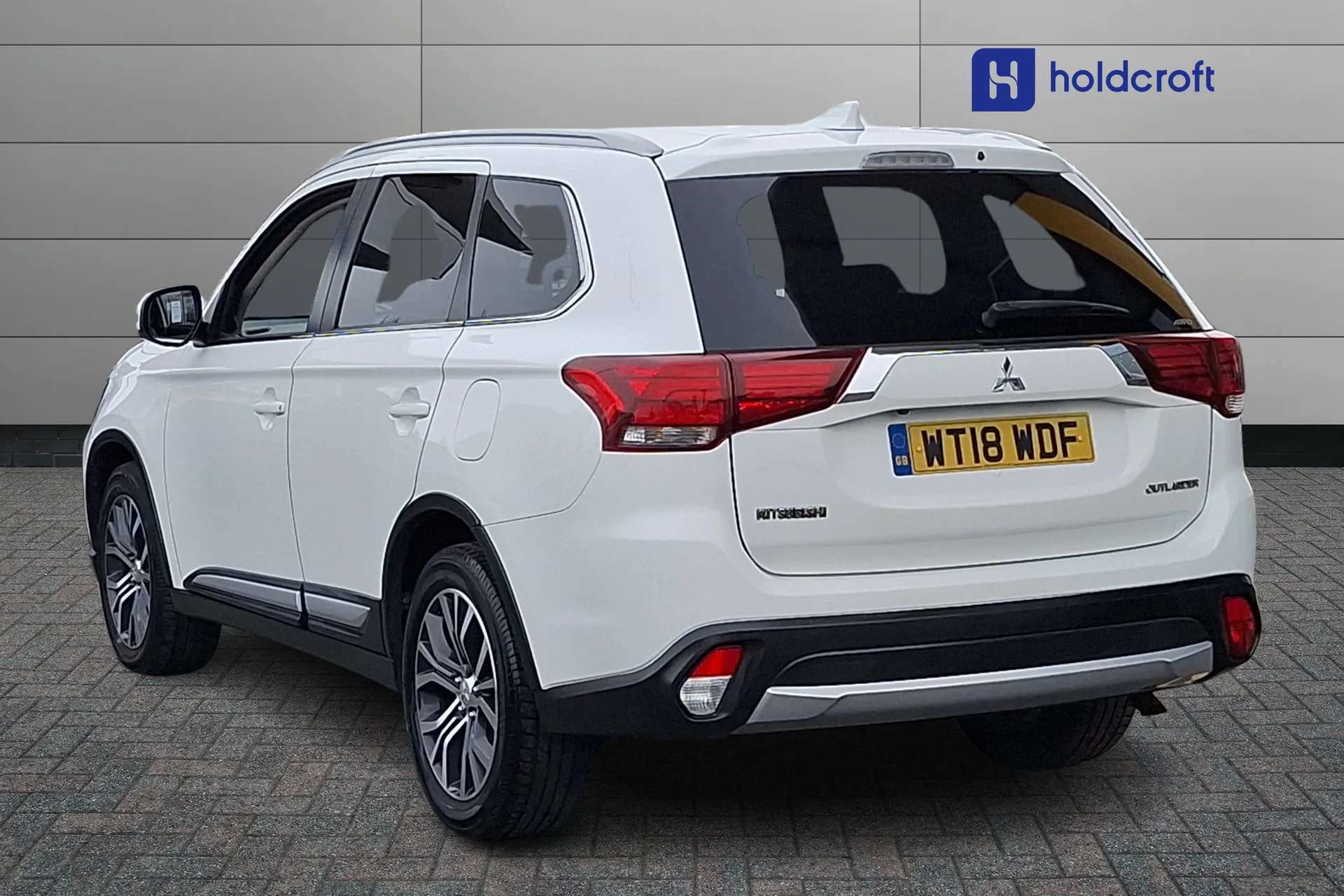 A 2018 MITSUBISHI OUTLANDER 2.2 DI-D 4 5dr Auto A 2018 MITSUBISHI OUTLANDER 2.2 DI-D 4 5dr Auto