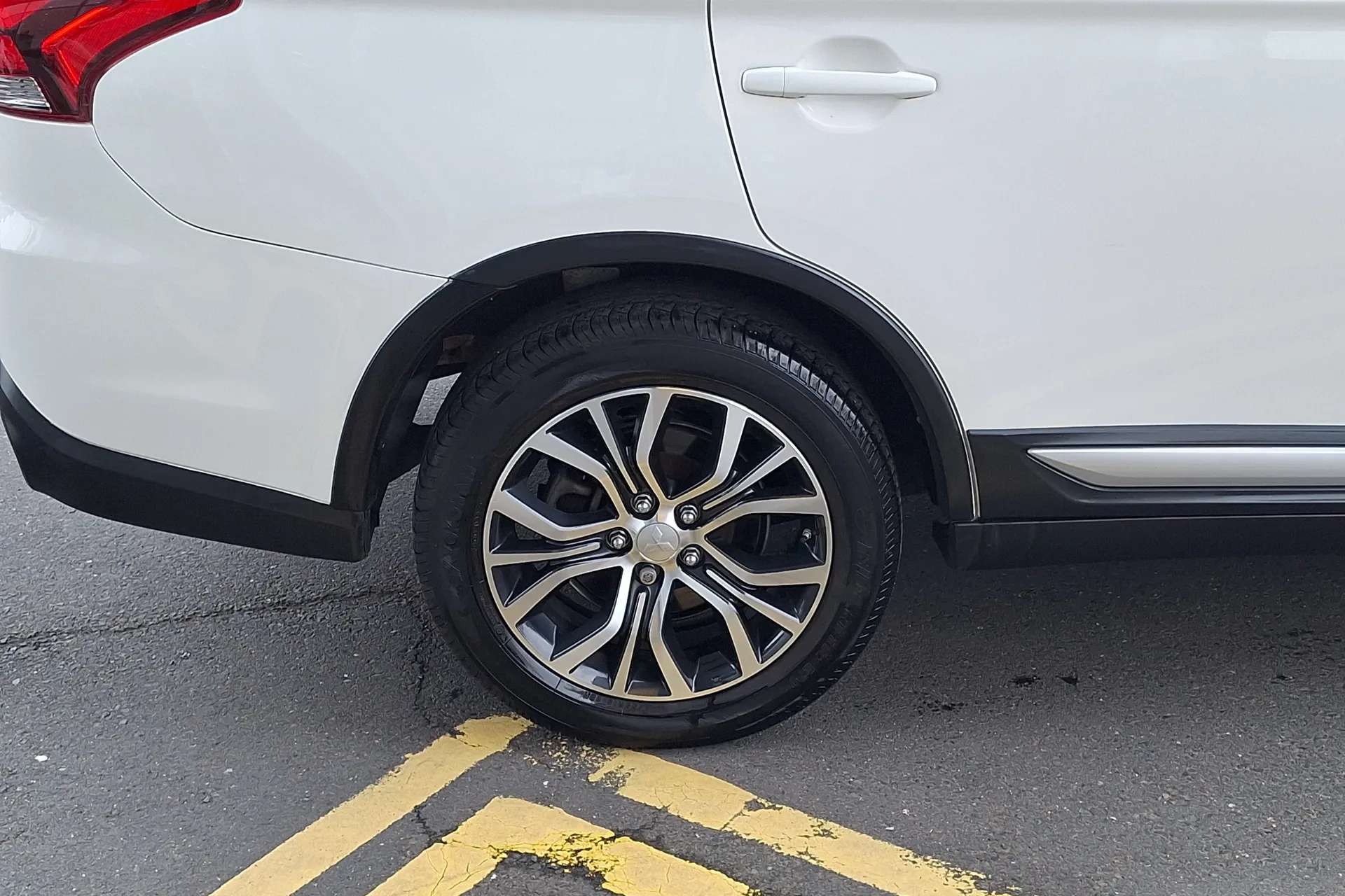 A 2018 MITSUBISHI OUTLANDER 2.2 DI-D 4 5dr Auto A 2018 MITSUBISHI OUTLANDER 2.2 DI-D 4 5dr Auto