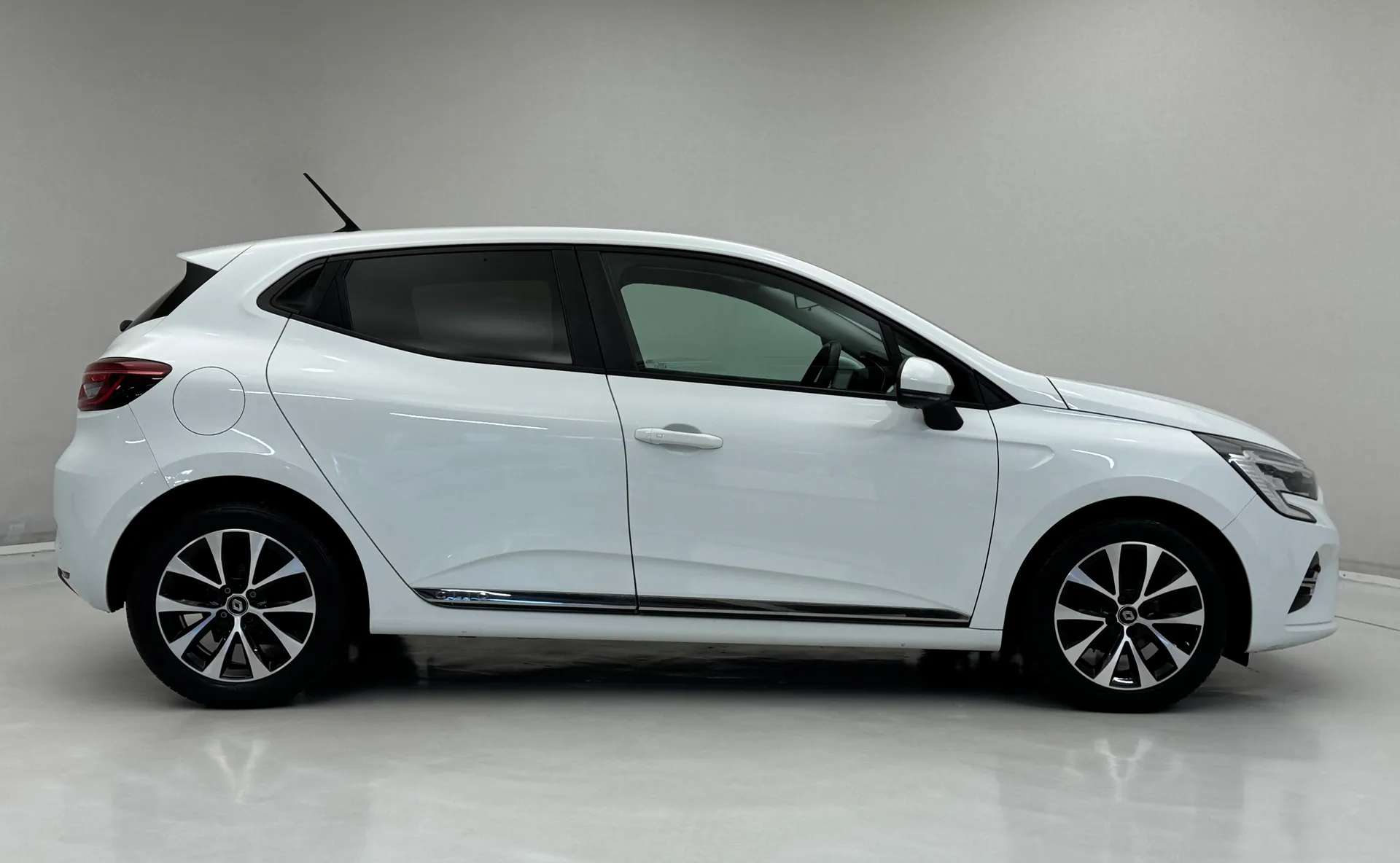 A 2022 RENAULT CLIO 1.0 TCe 90 Iconic Edition 5dr A 2022 RENAULT CLIO 1.0 TCe 90 Iconic Edition 5dr