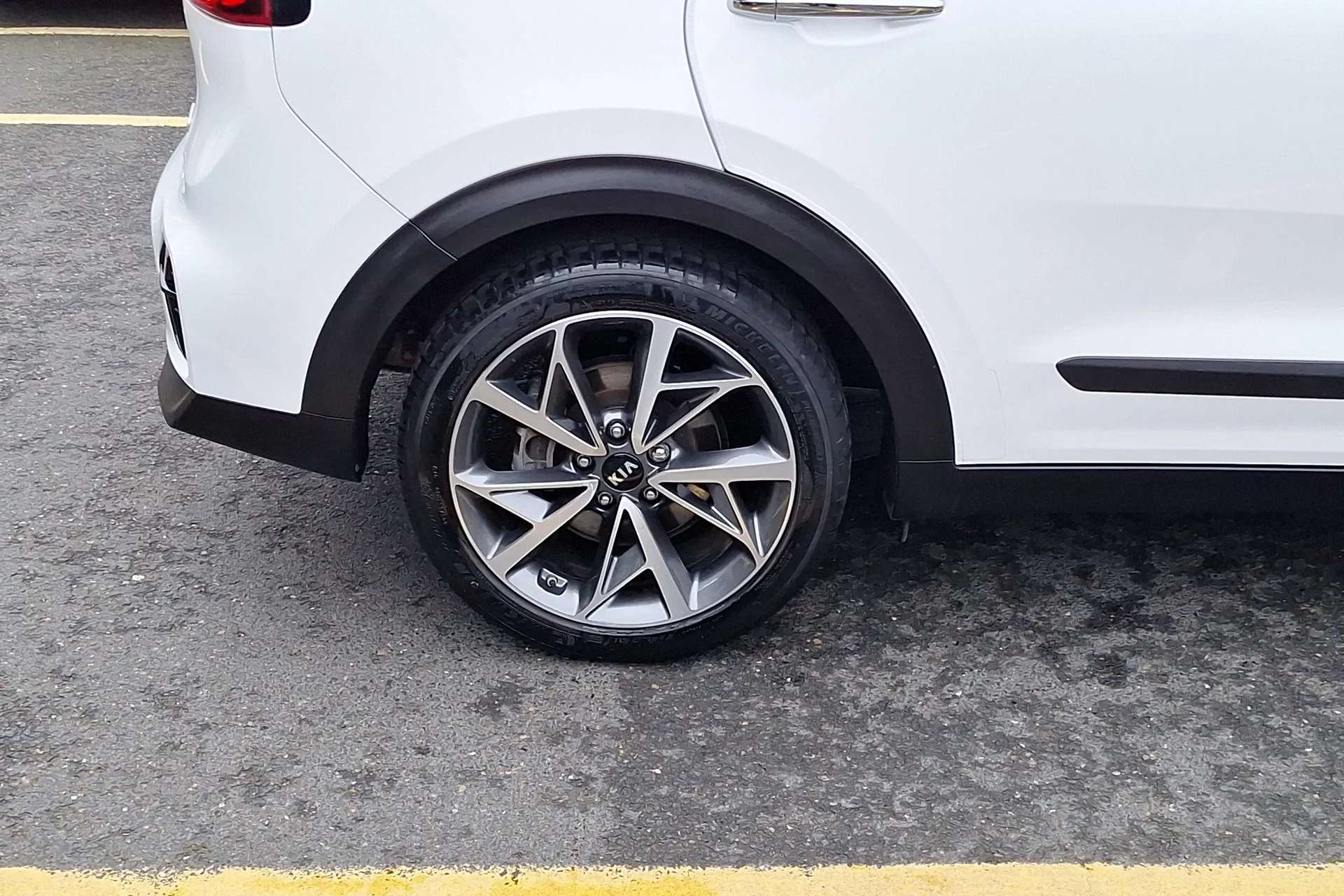 A 2021 KIA NIRO 1.6 GDi Hybrid 3 5dr DCT A 2021 KIA NIRO 1.6 GDi Hybrid 3 5dr DCT