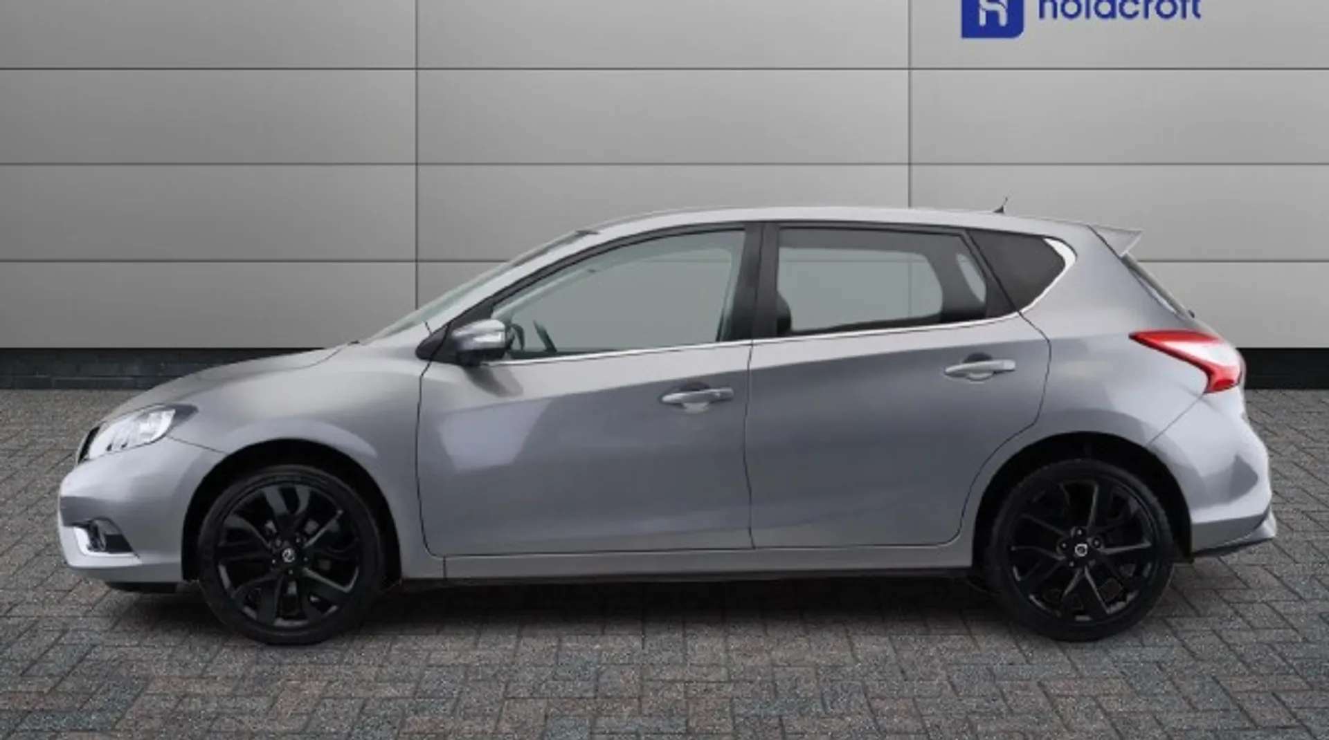 A 2017 NISSAN PULSAR 1.2 DiG-T Tekna 5dr A 2017 NISSAN PULSAR 1.2 DiG-T Tekna 5dr