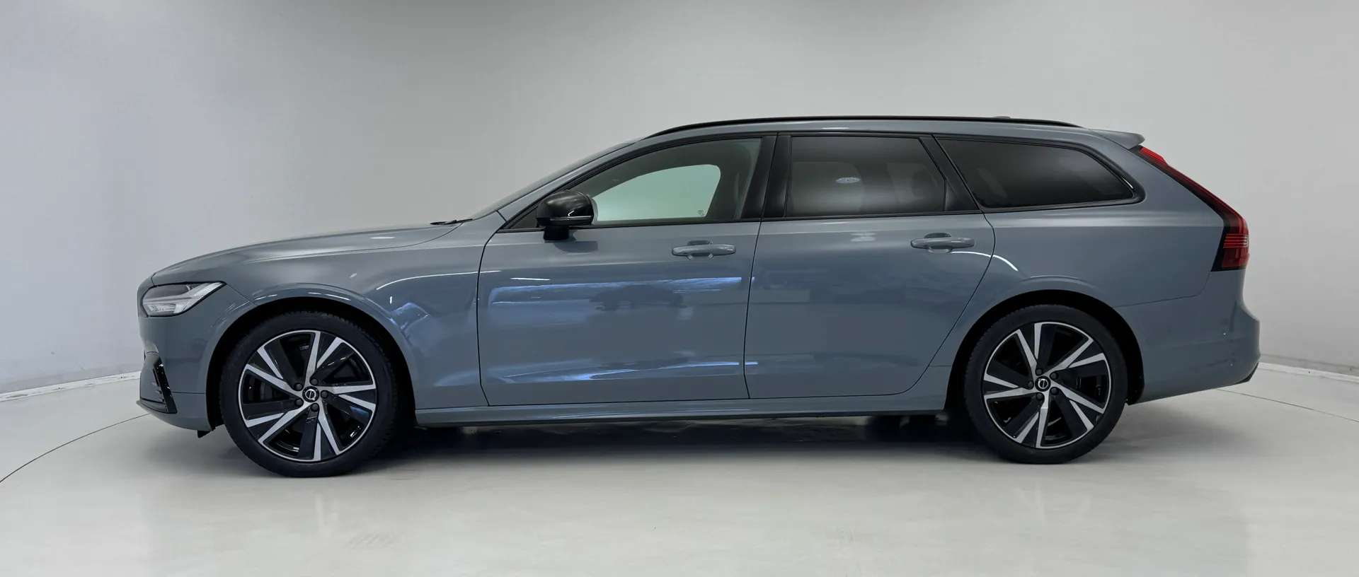 A 2021 VOLVO V90 2.0 B4D R DESIGN 5dr Auto A 2021 VOLVO V90 2.0 B4D R DESIGN 5dr Auto