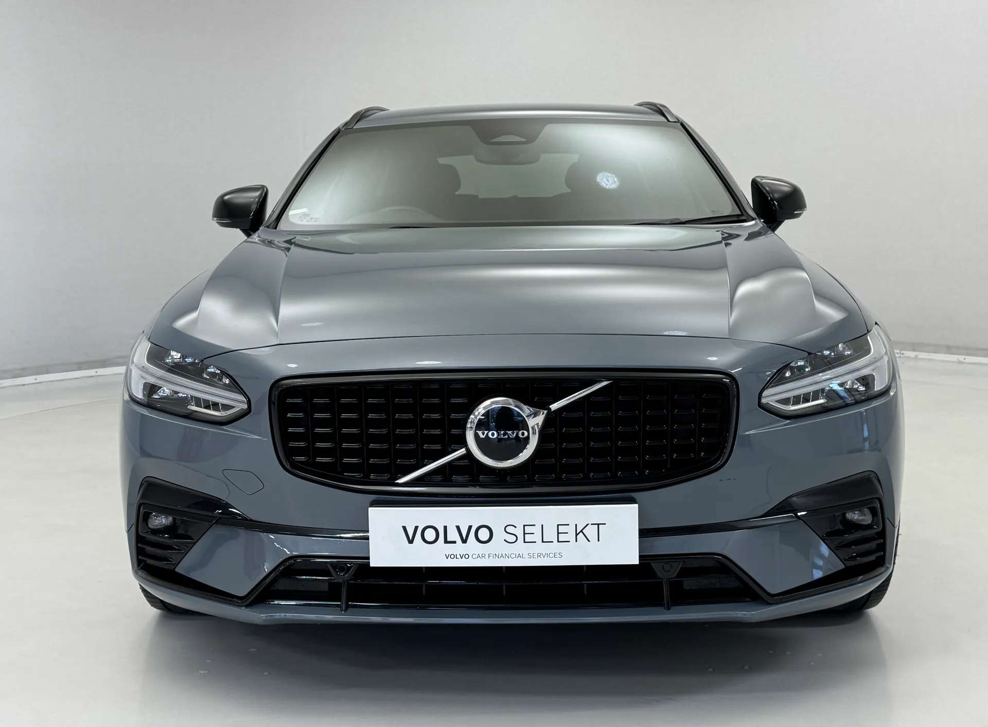 A 2021 VOLVO V90 2.0 B4D R DESIGN 5dr Auto A 2021 VOLVO V90 2.0 B4D R DESIGN 5dr Auto