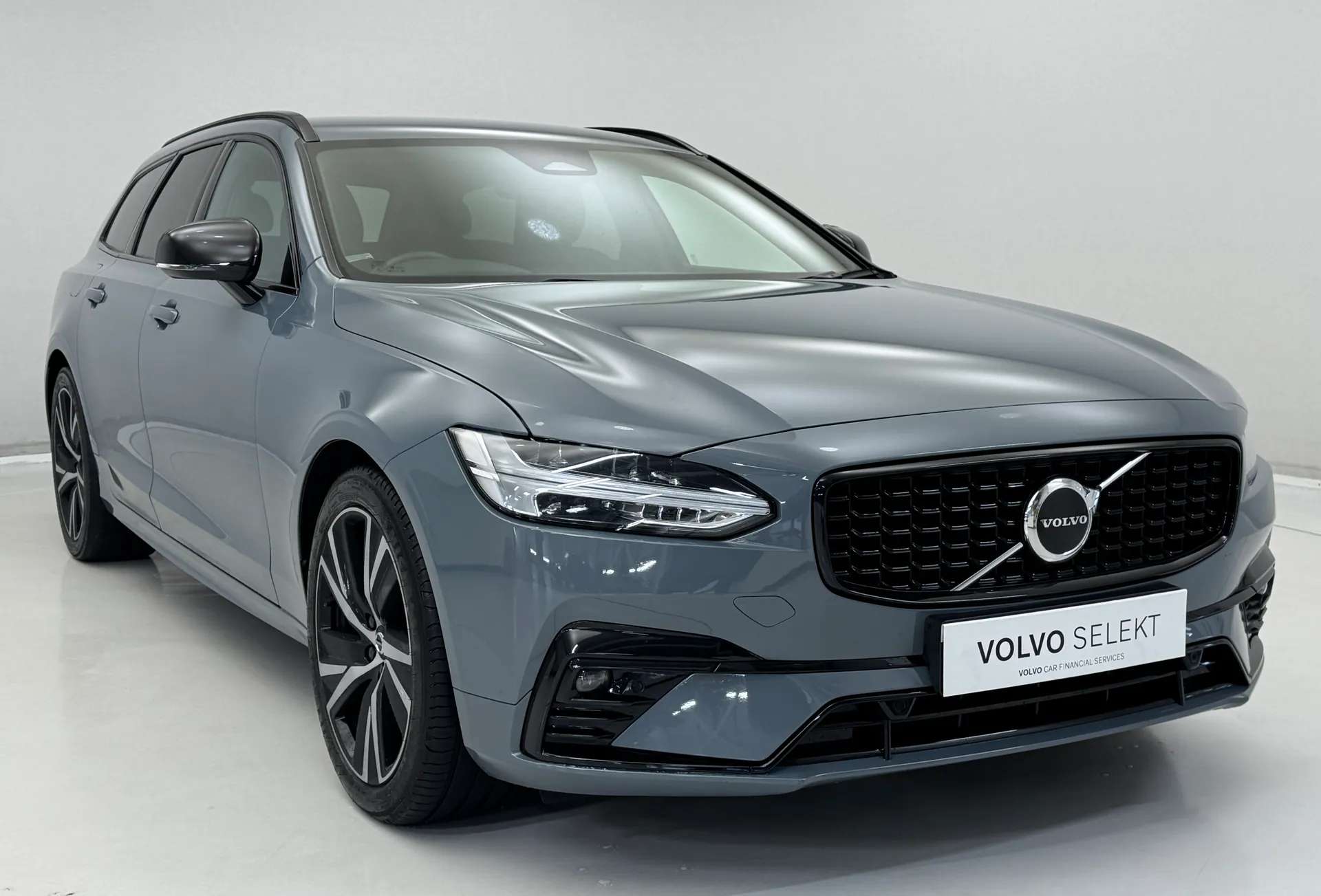 A 2021 VOLVO V90 2.0 B4D R DESIGN 5dr Auto A 2021 VOLVO V90 2.0 B4D R DESIGN 5dr Auto