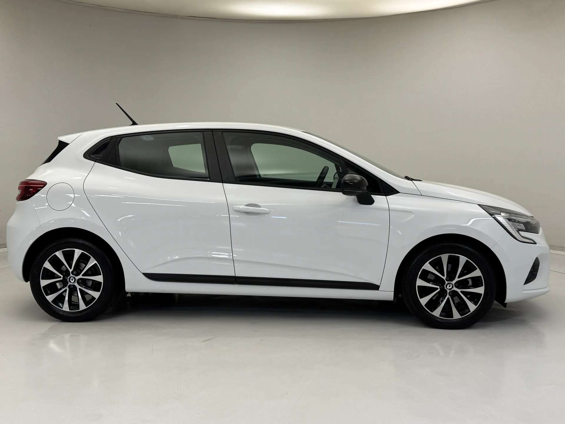A 2022 RENAULT CLIO 1.6 E-TECH full hybrid 145 Evolution 5dr Auto A 2022 RENAULT CLIO 1.6 E-TECH full hybrid 145 Evolution 5dr Auto