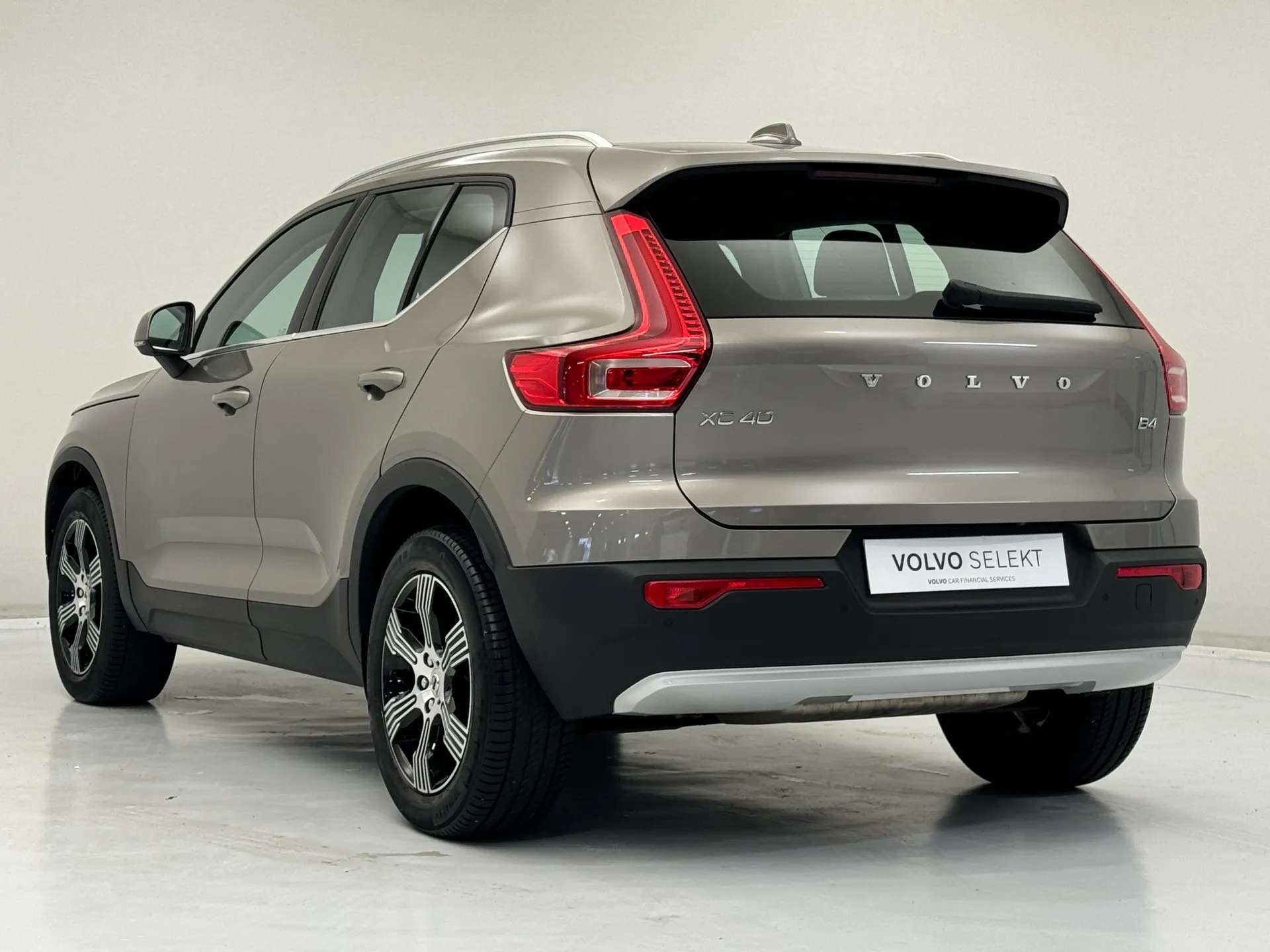 2020 VOLVO XC40 2020 VOLVO XC40