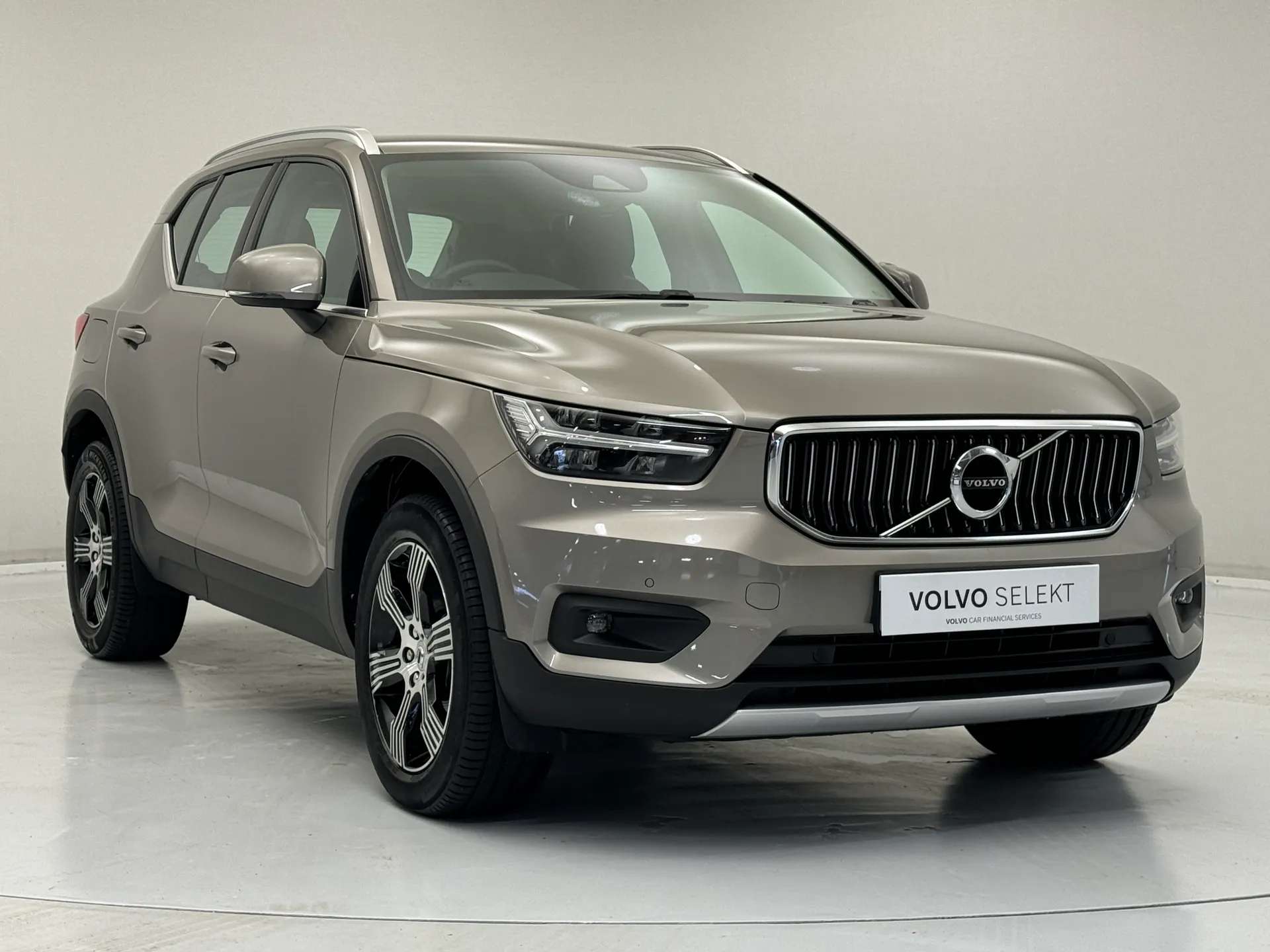 A 2020 VOLVO XC40 2.0 B4P Inscription 5dr Auto A 2020 VOLVO XC40 2.0 B4P Inscription 5dr Auto