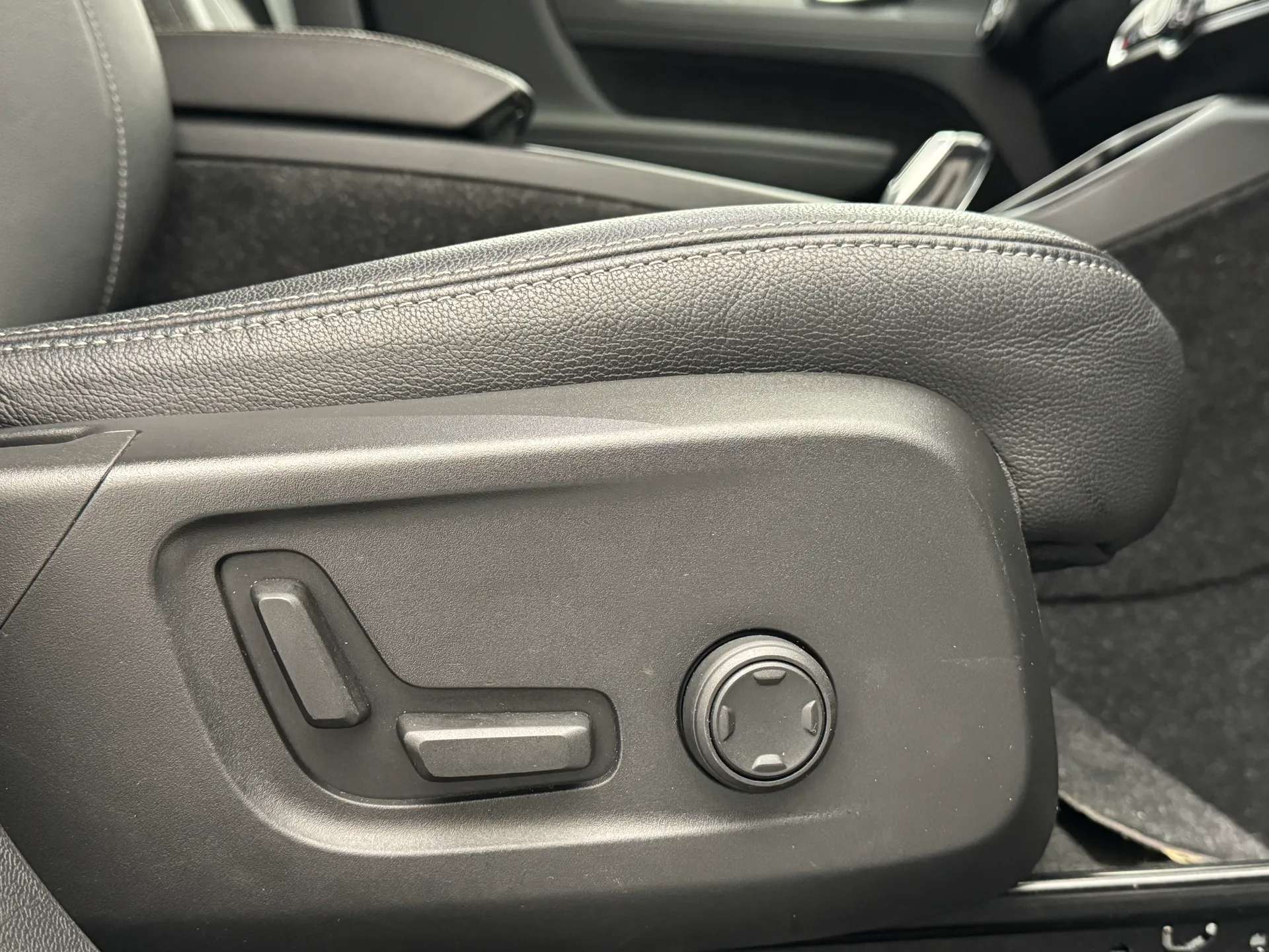2020 VOLVO XC40 2020 VOLVO XC40