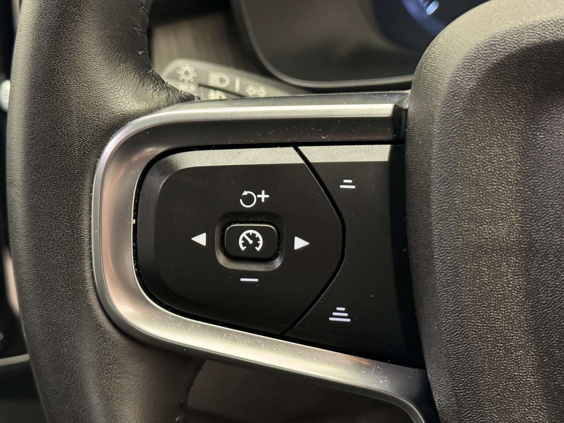 2020 VOLVO XC40 2020 VOLVO XC40