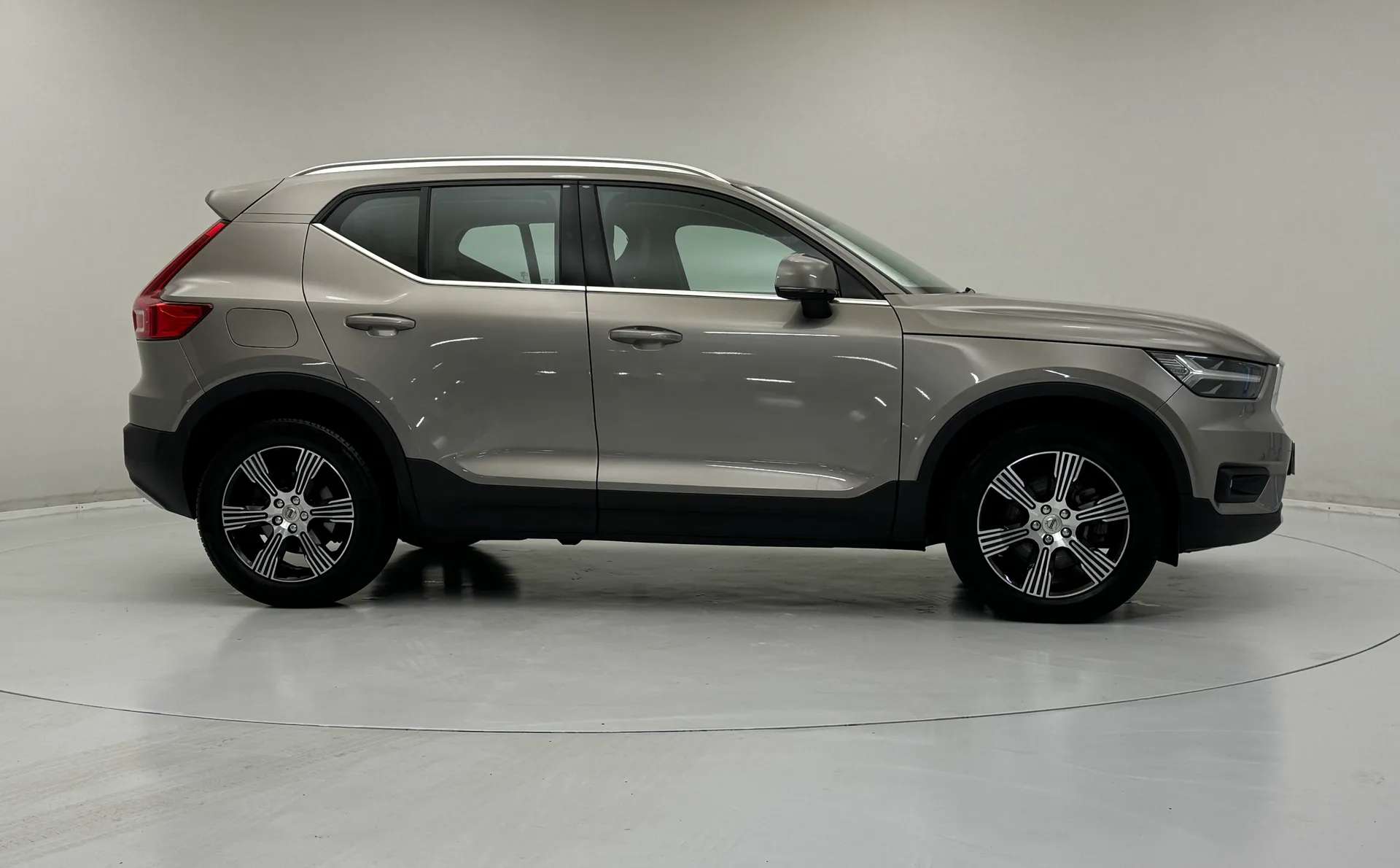 A 2020 VOLVO XC40 2.0 B4P Inscription 5dr Auto A 2020 VOLVO XC40 2.0 B4P Inscription 5dr Auto