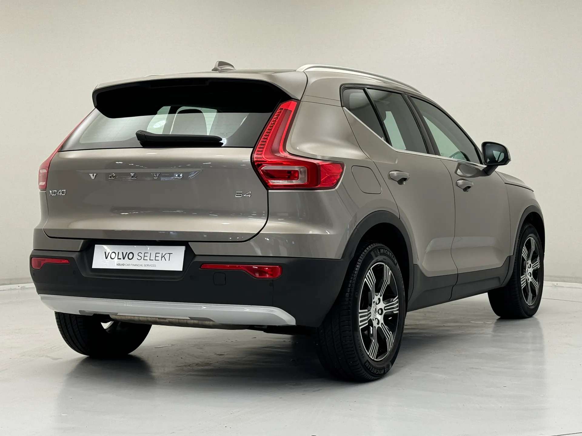 2020 VOLVO XC40 2020 VOLVO XC40