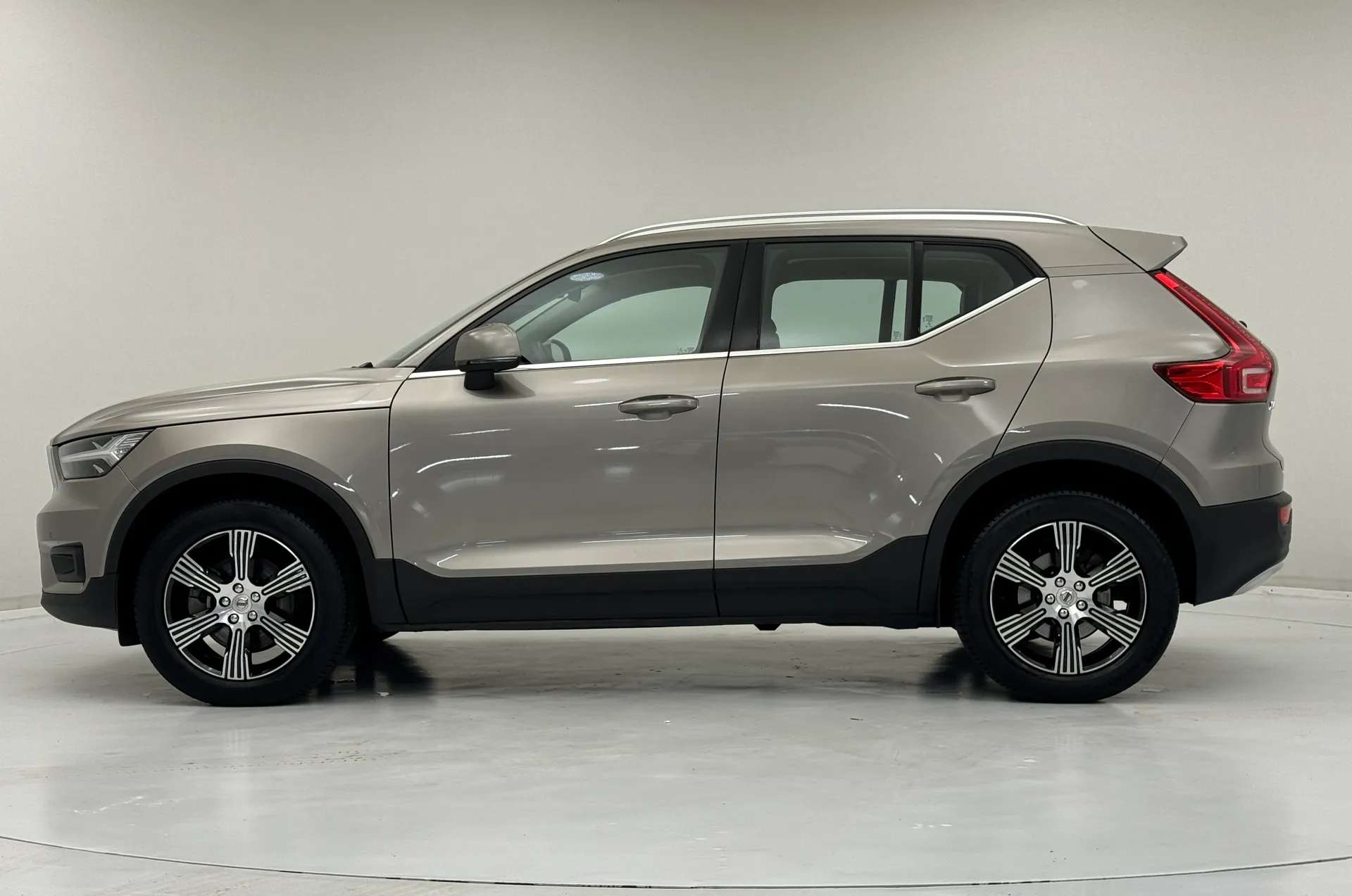 A 2020 VOLVO XC40 2.0 B4P Inscription 5dr Auto A 2020 VOLVO XC40 2.0 B4P Inscription 5dr Auto