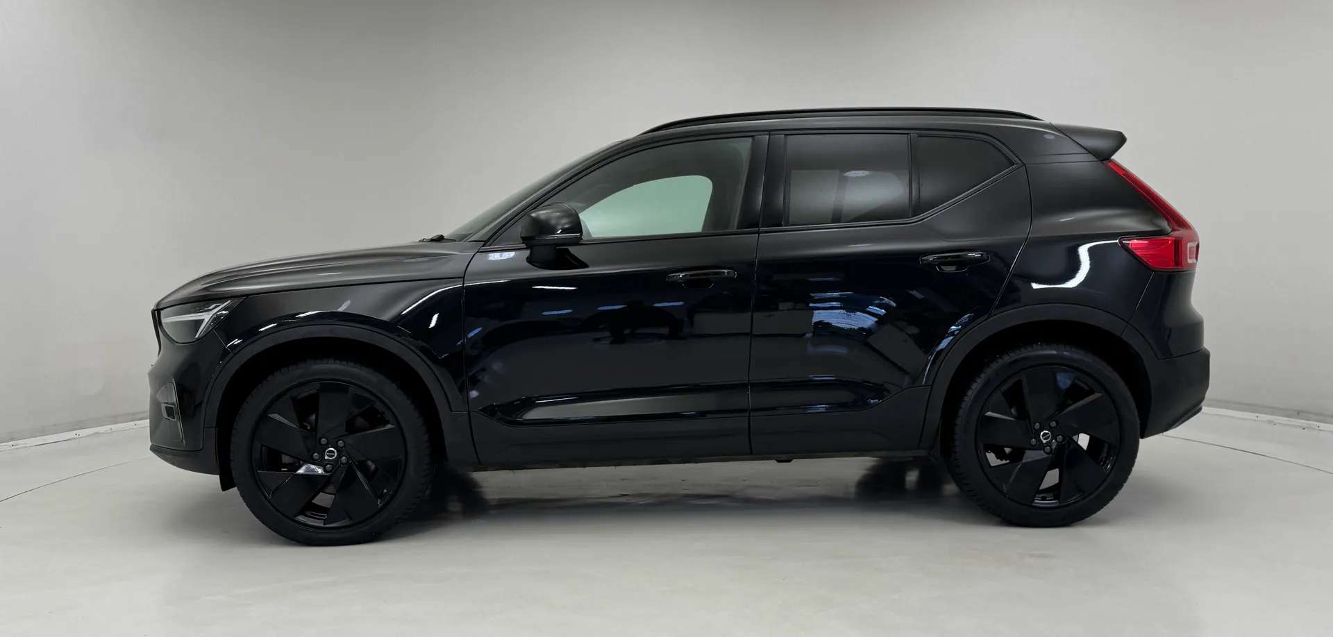A 2025 VOLVO XC40 2.0 B4P Plus Black Edition 5dr Auto A 2025 VOLVO XC40 2.0 B4P Plus Black Edition 5dr Auto