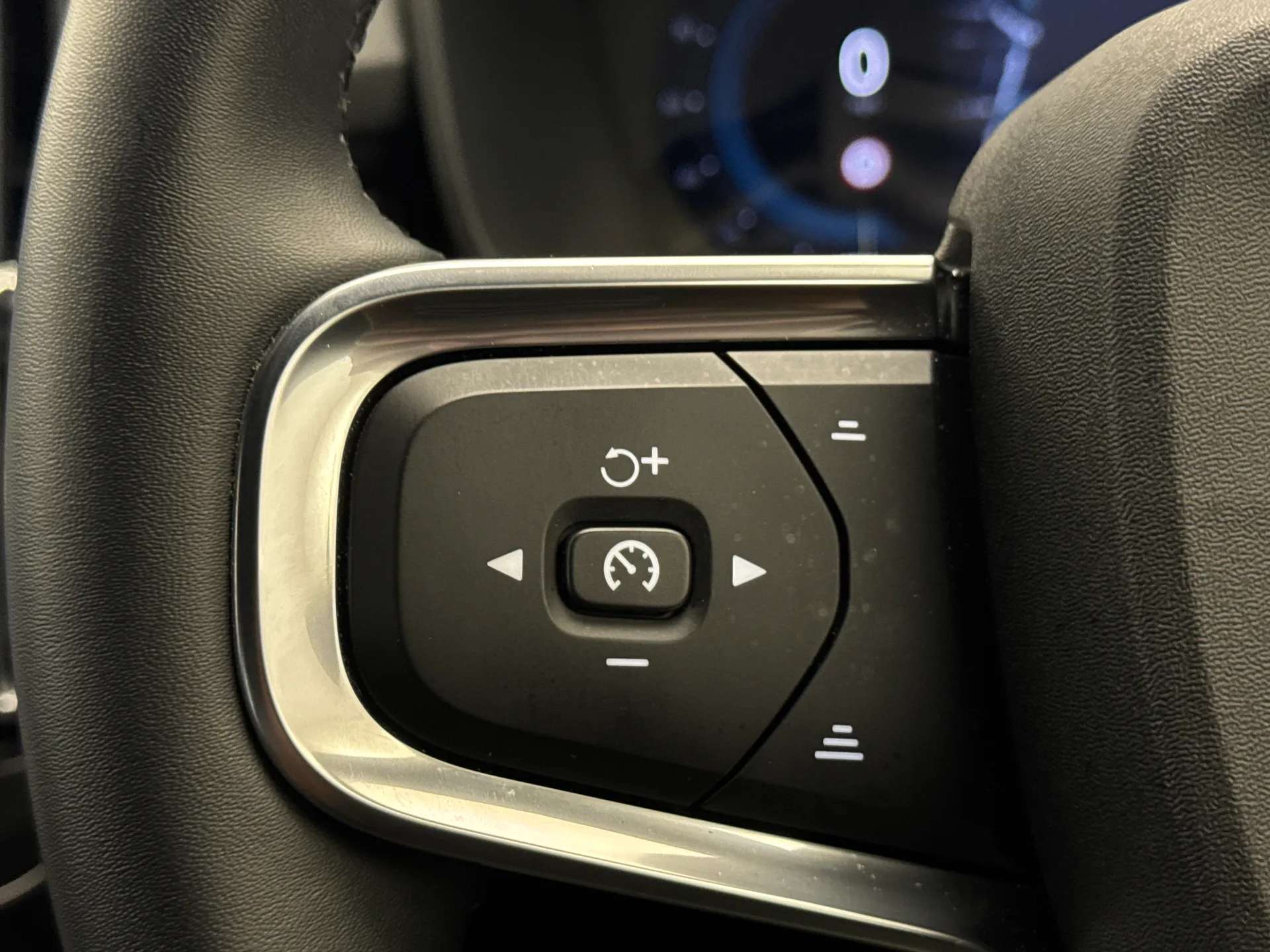 2025 VOLVO XC40 2025 VOLVO XC40