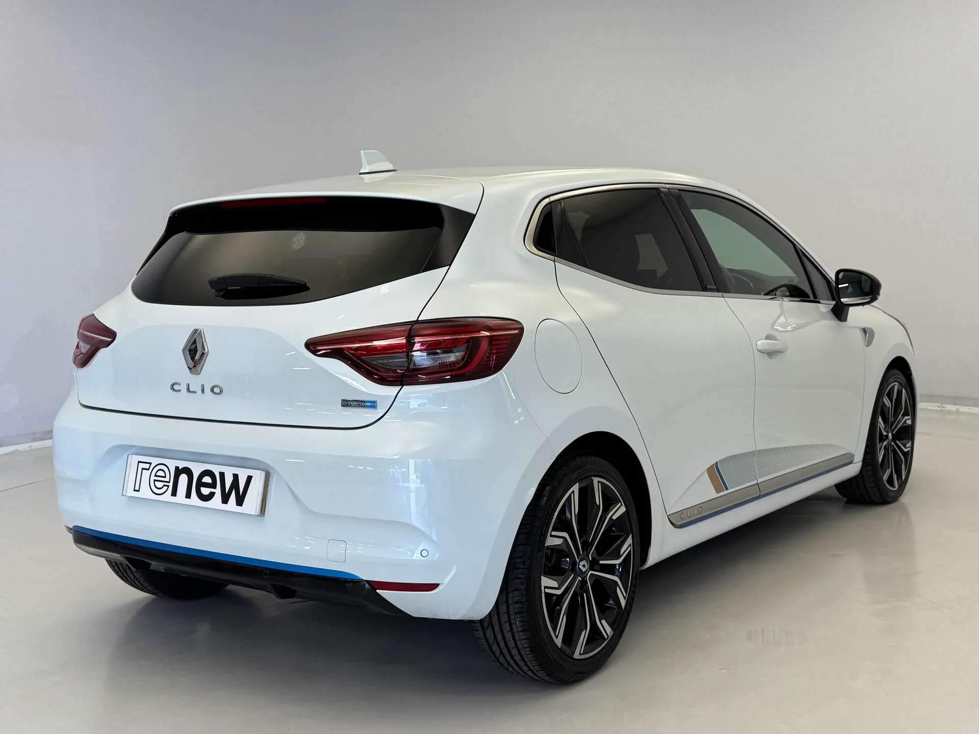A 2021 RENAULT CLIO 1.6 E-TECH Hybrid 140 Launch Edition 5dr Auto A 2021 RENAULT CLIO 1.6 E-TECH Hybrid 140 Launch Edition 5dr Auto