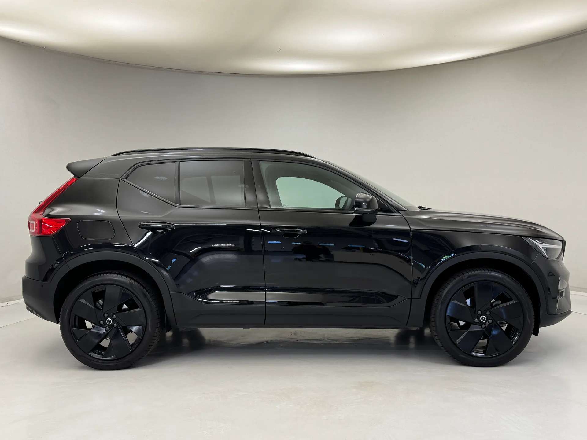 2025 VOLVO XC40 2025 VOLVO XC40