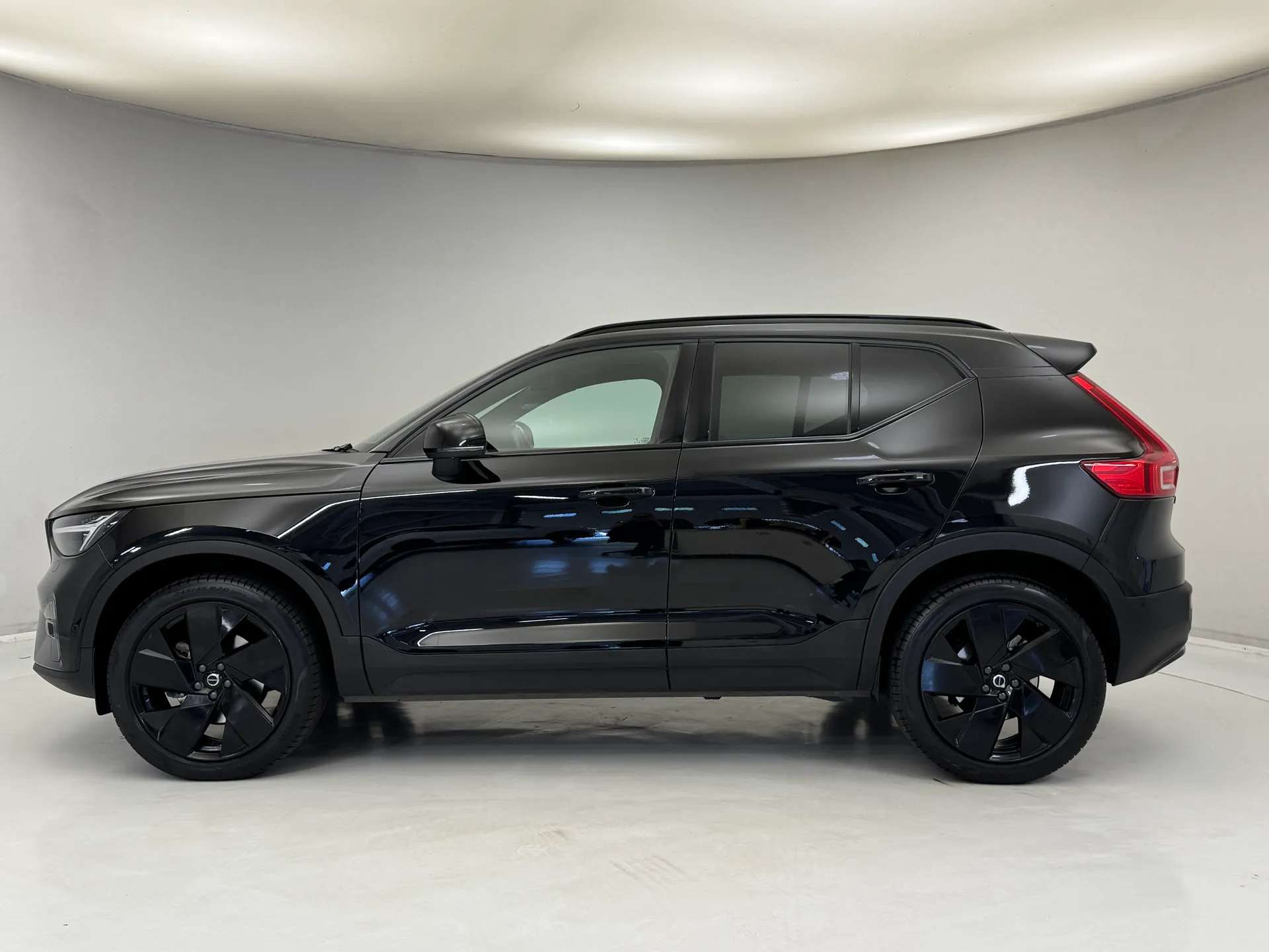 2025 VOLVO XC40 2025 VOLVO XC40