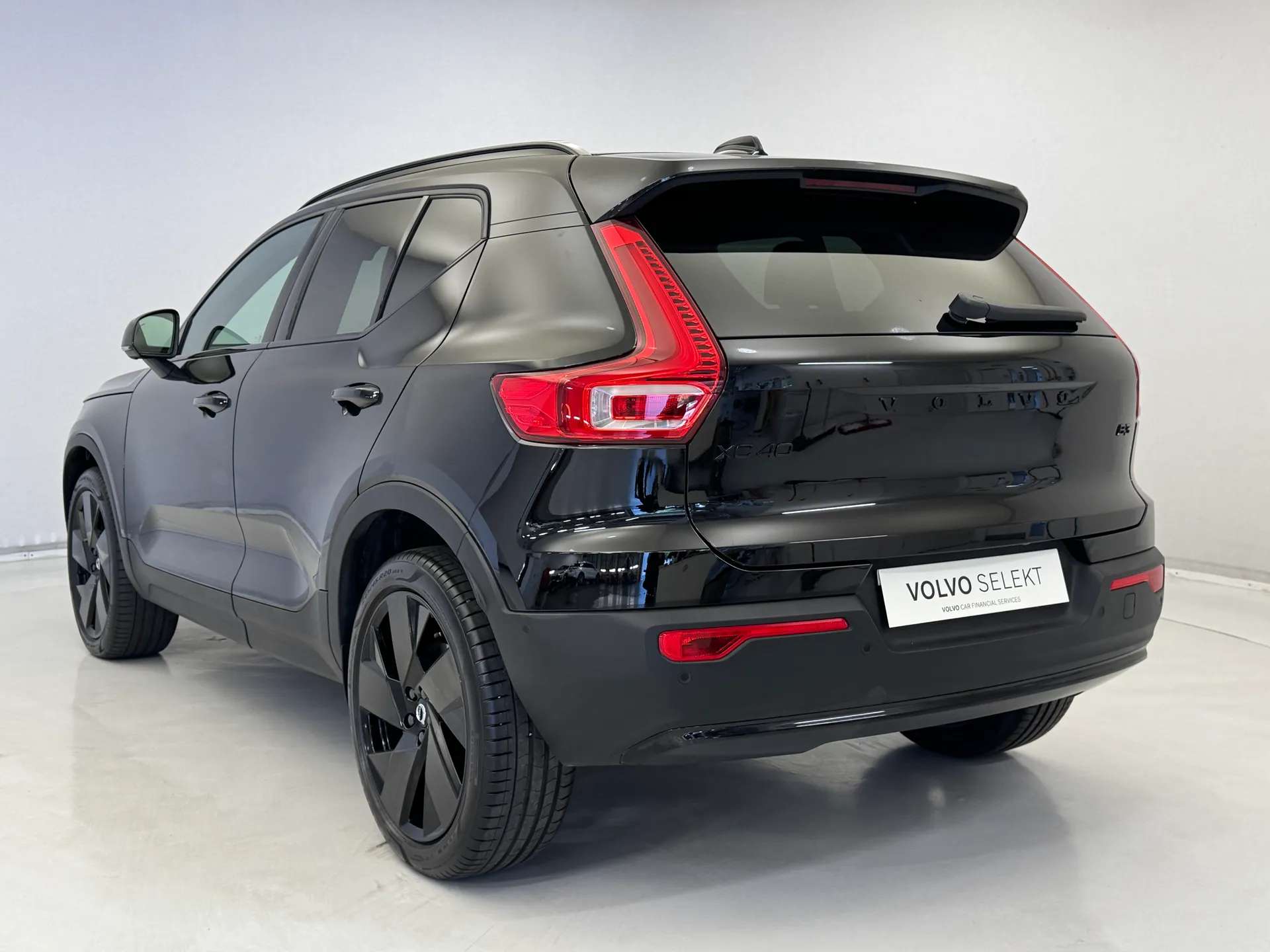 2025 VOLVO XC40 2025 VOLVO XC40