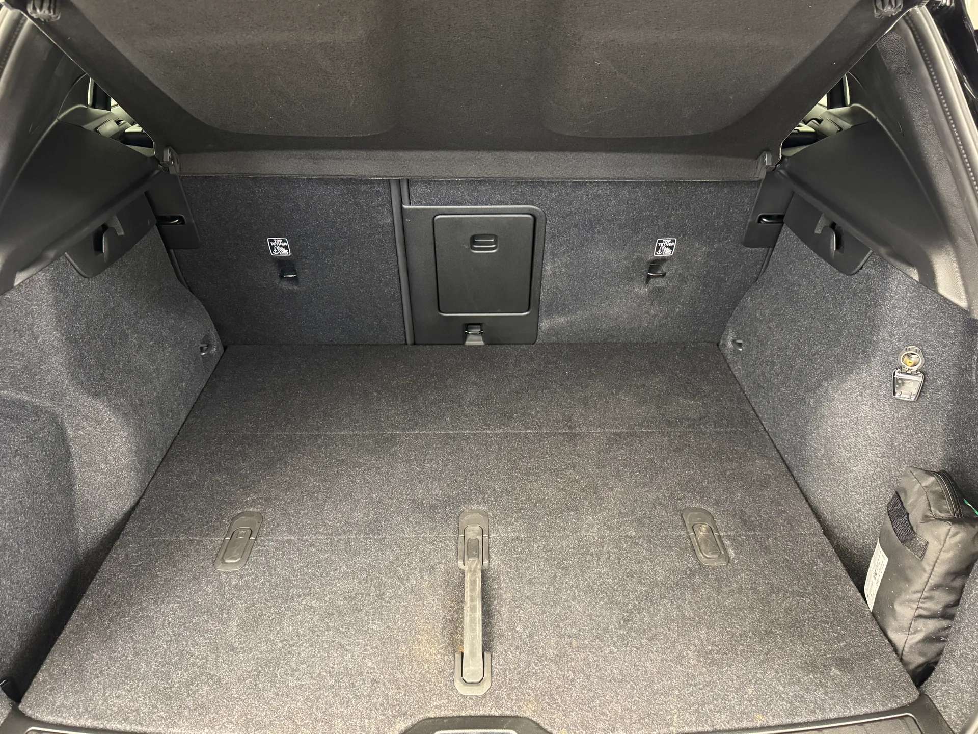 2025 VOLVO XC40 2025 VOLVO XC40