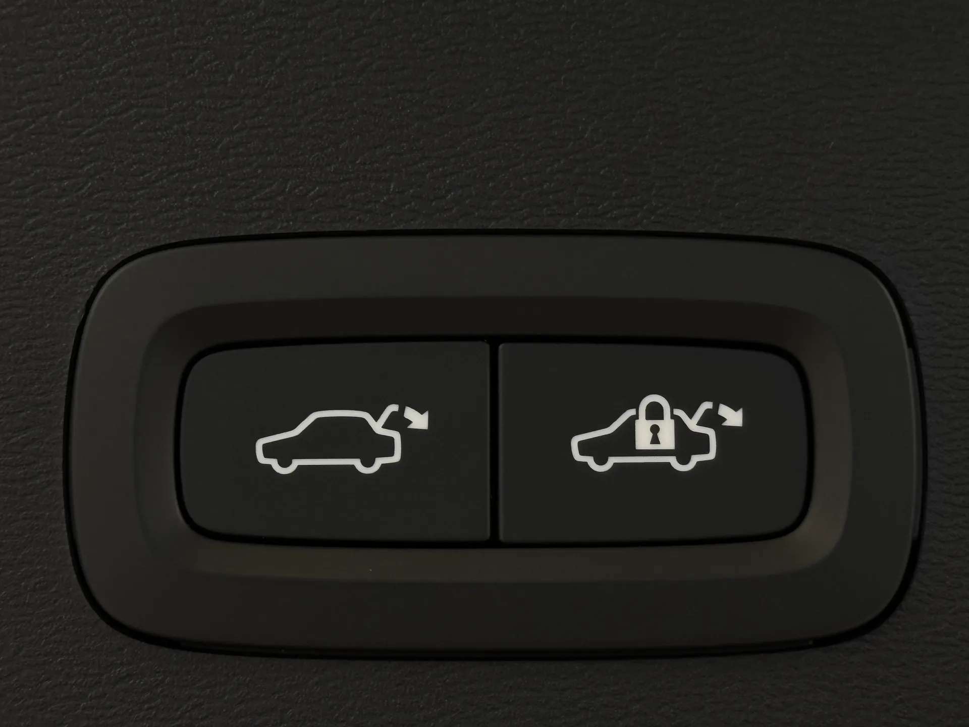 2025 VOLVO XC40 2025 VOLVO XC40